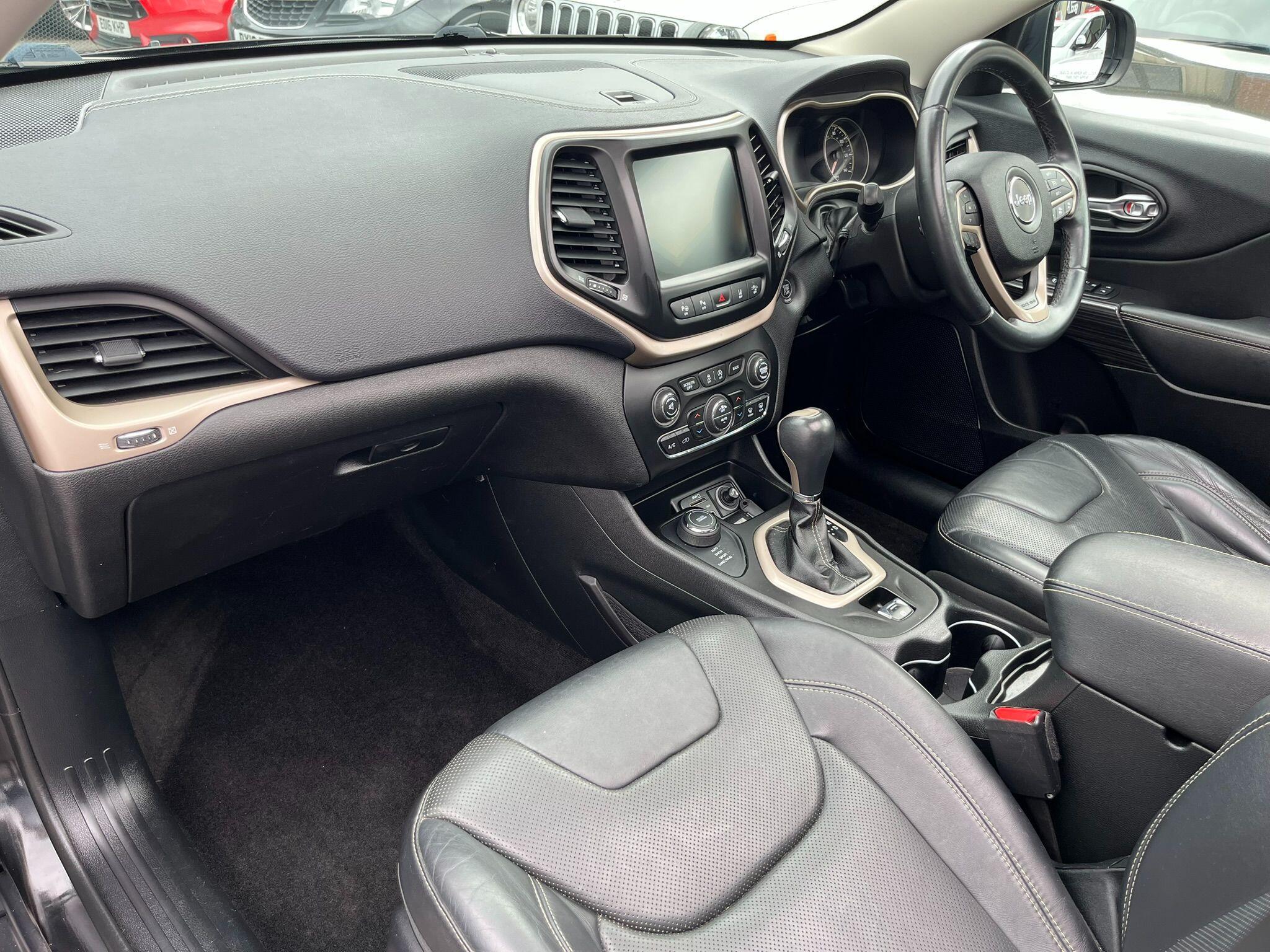 Jeep Cherokee view 16
