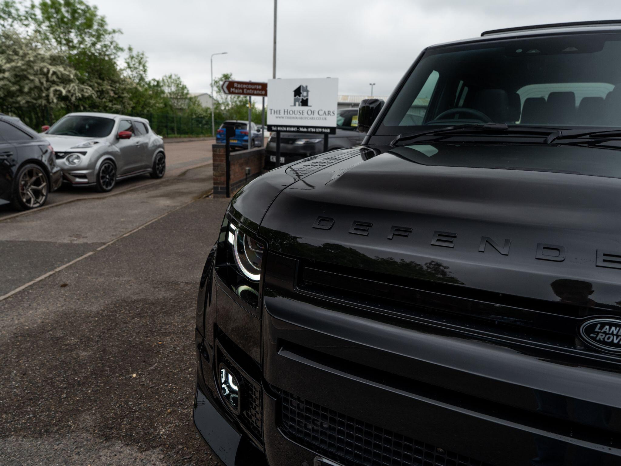 Land Rover Defender 110 view 21