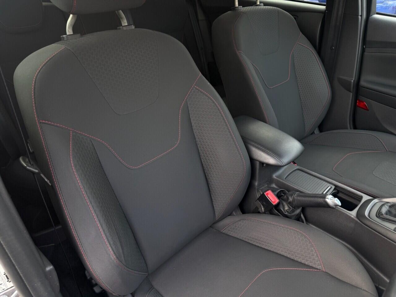 Ford Focus view 12