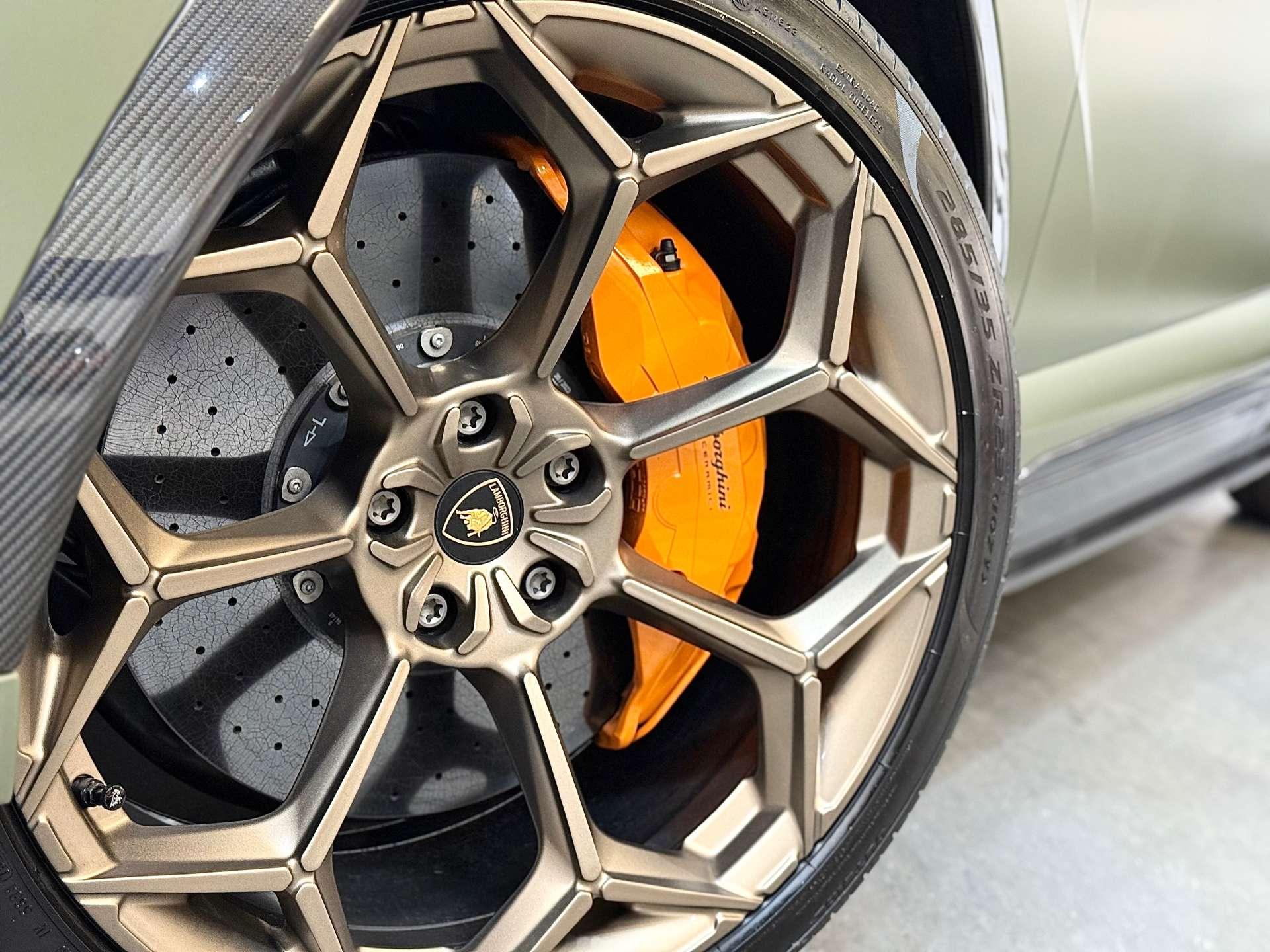 Lamborghini Urus view 109