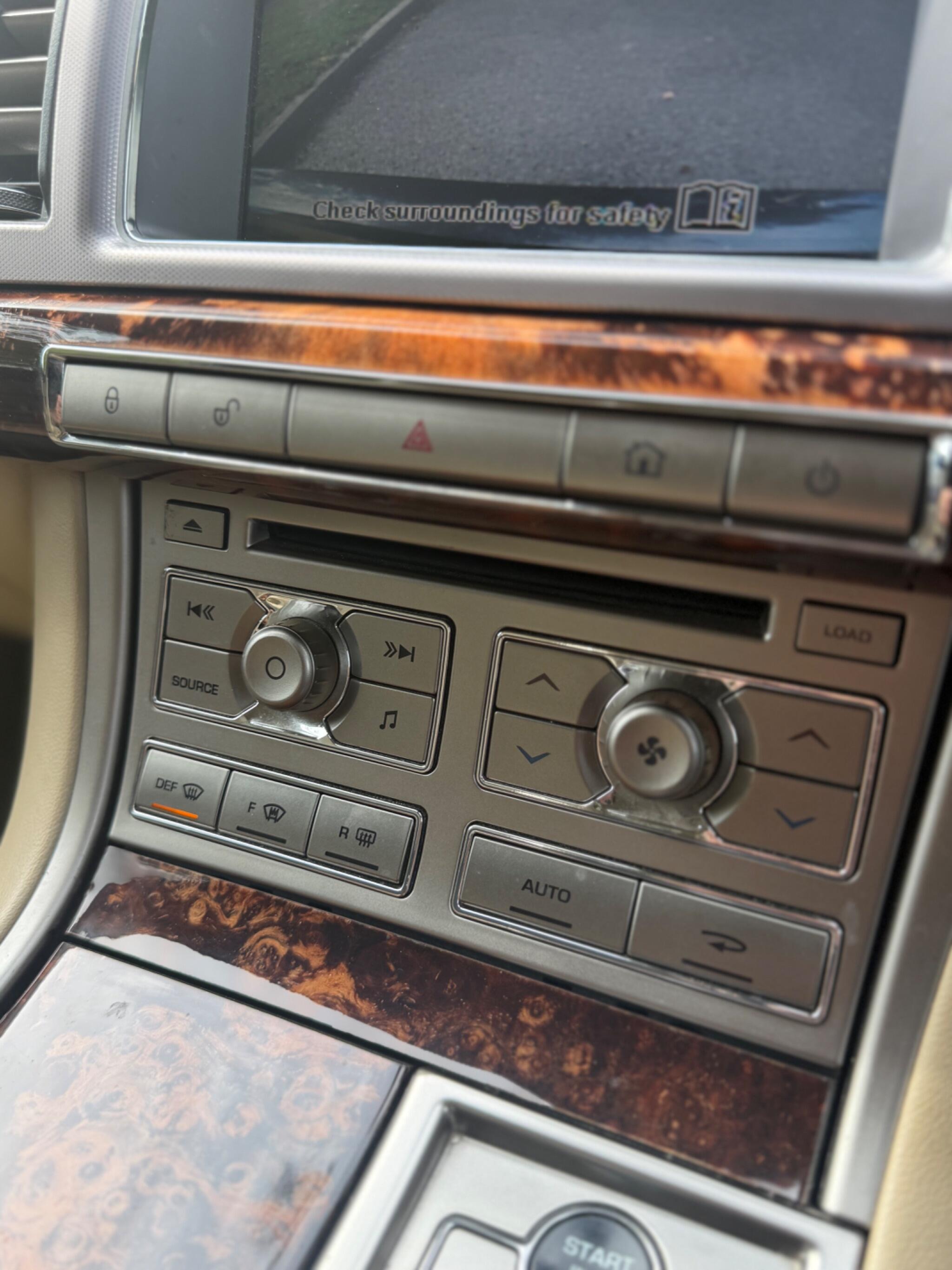 2008 Jaguar XF image 34