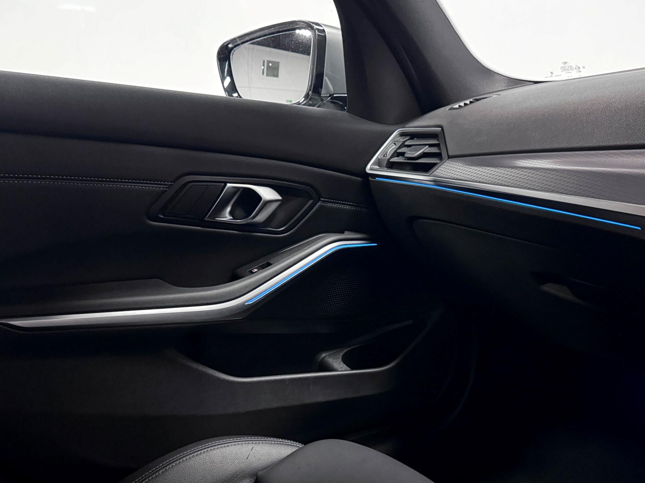 BMW 3 Series view 32