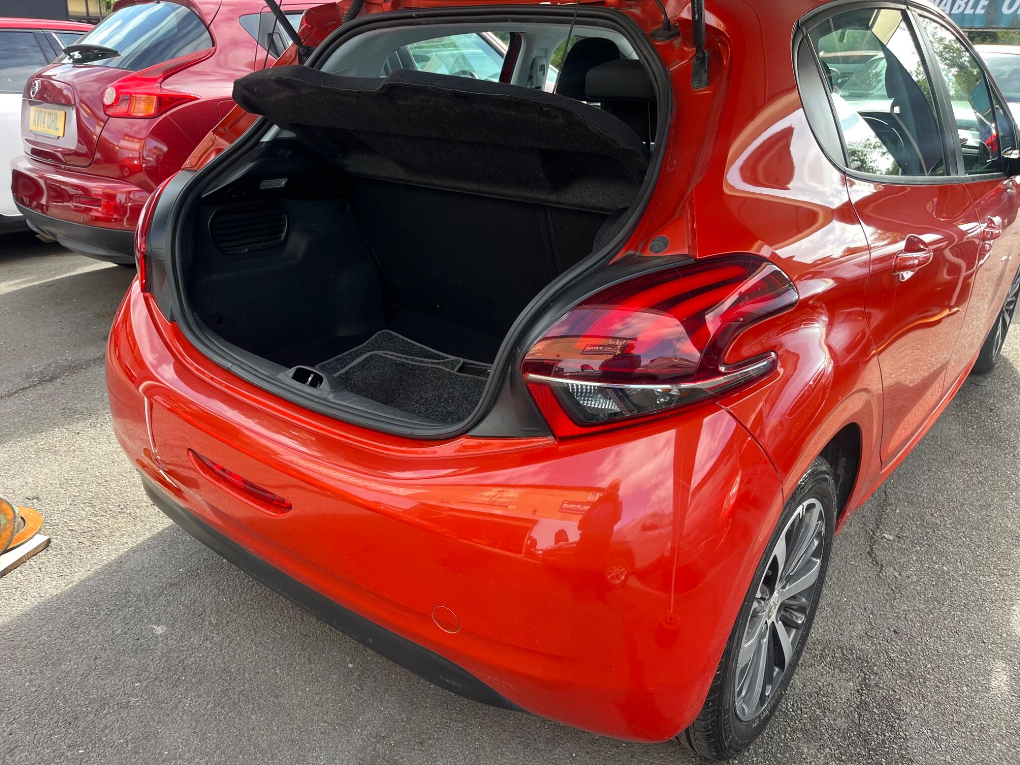 Peugeot 208 view 3