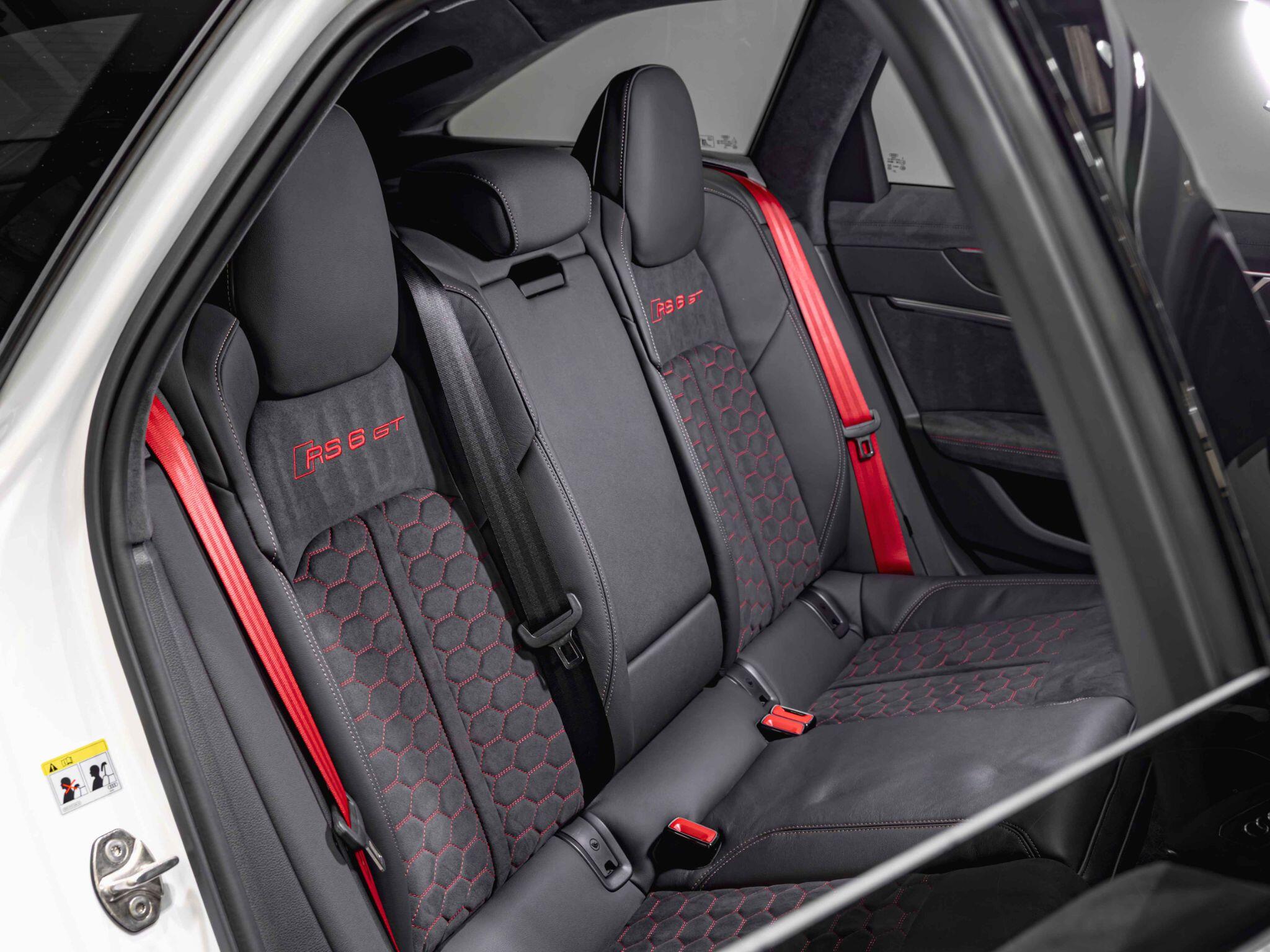 Audi RS6 Avant view 33
