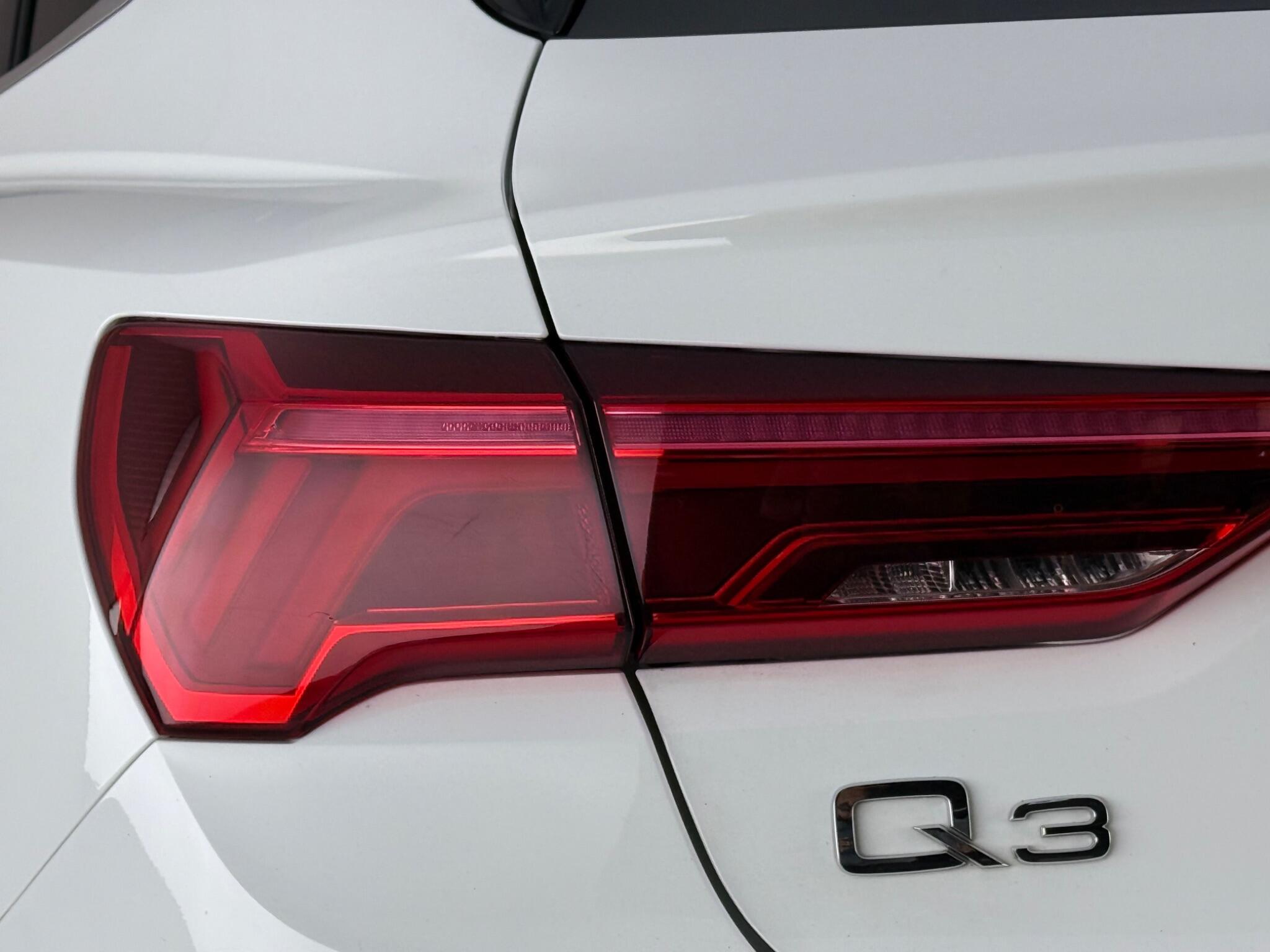 Audi Q3 view 11