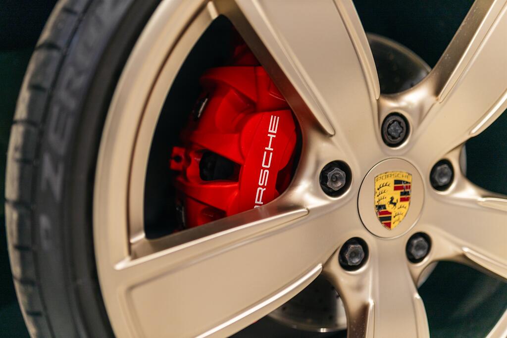 Porsche Cayman view 12