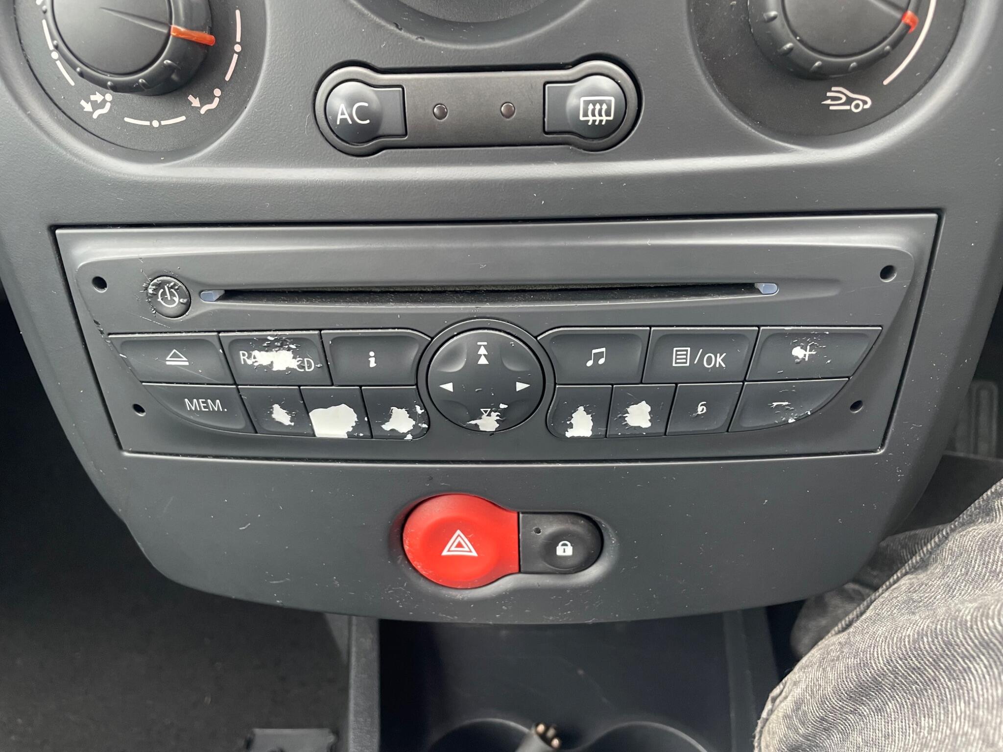 2011 Renault Clio image 37