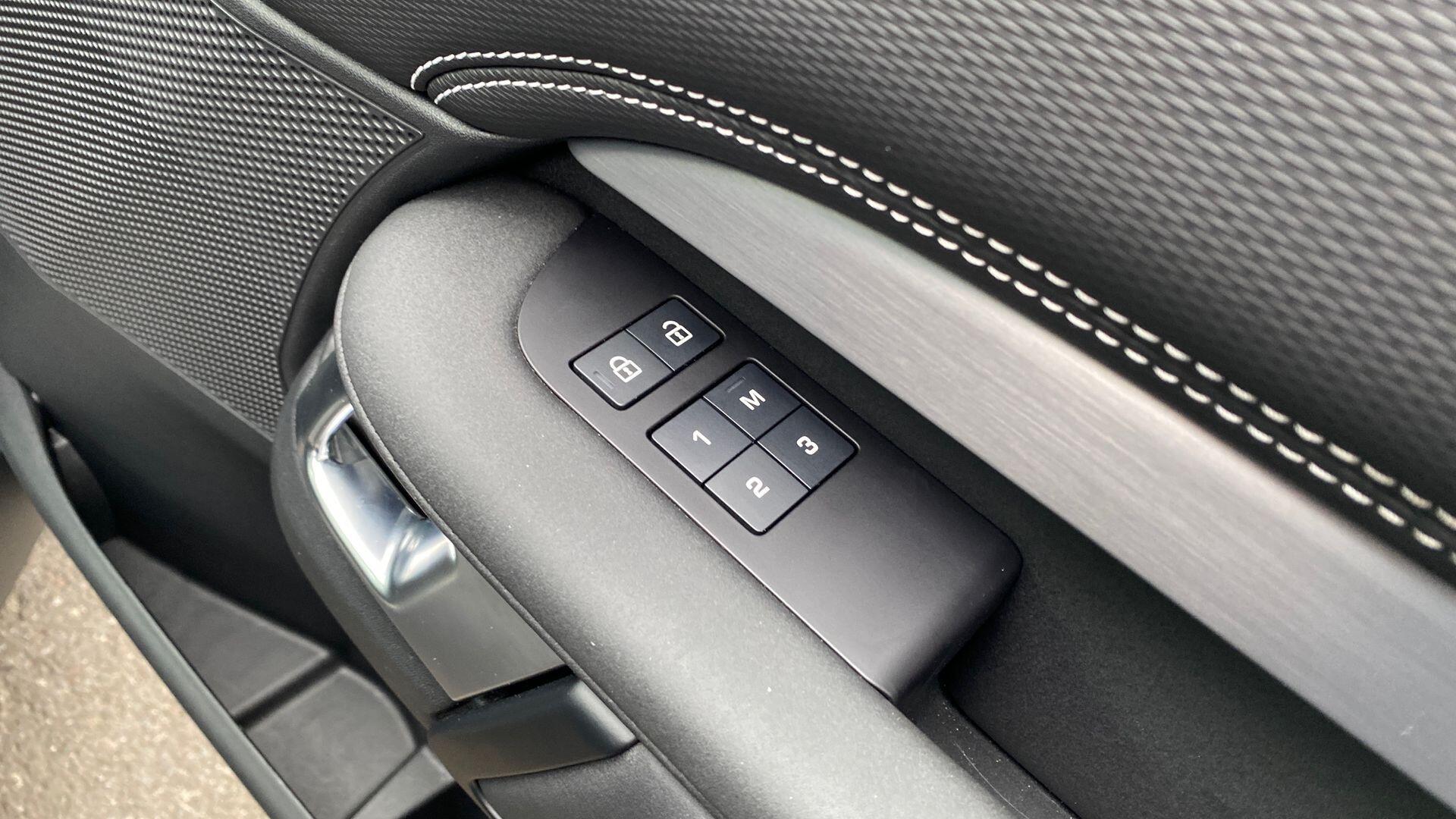 Land Rover Discovery view 25