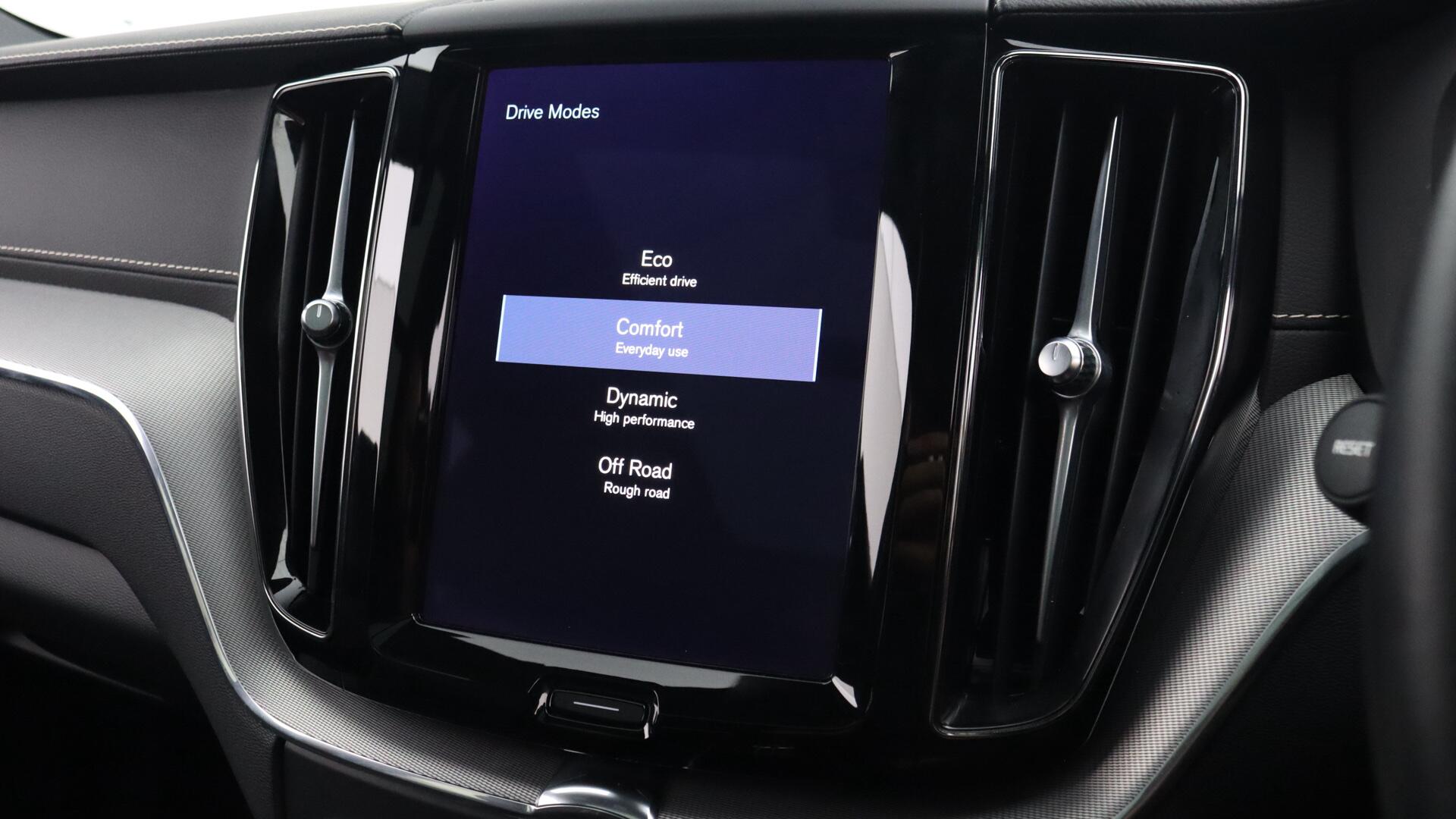 Volvo XC60 view 40