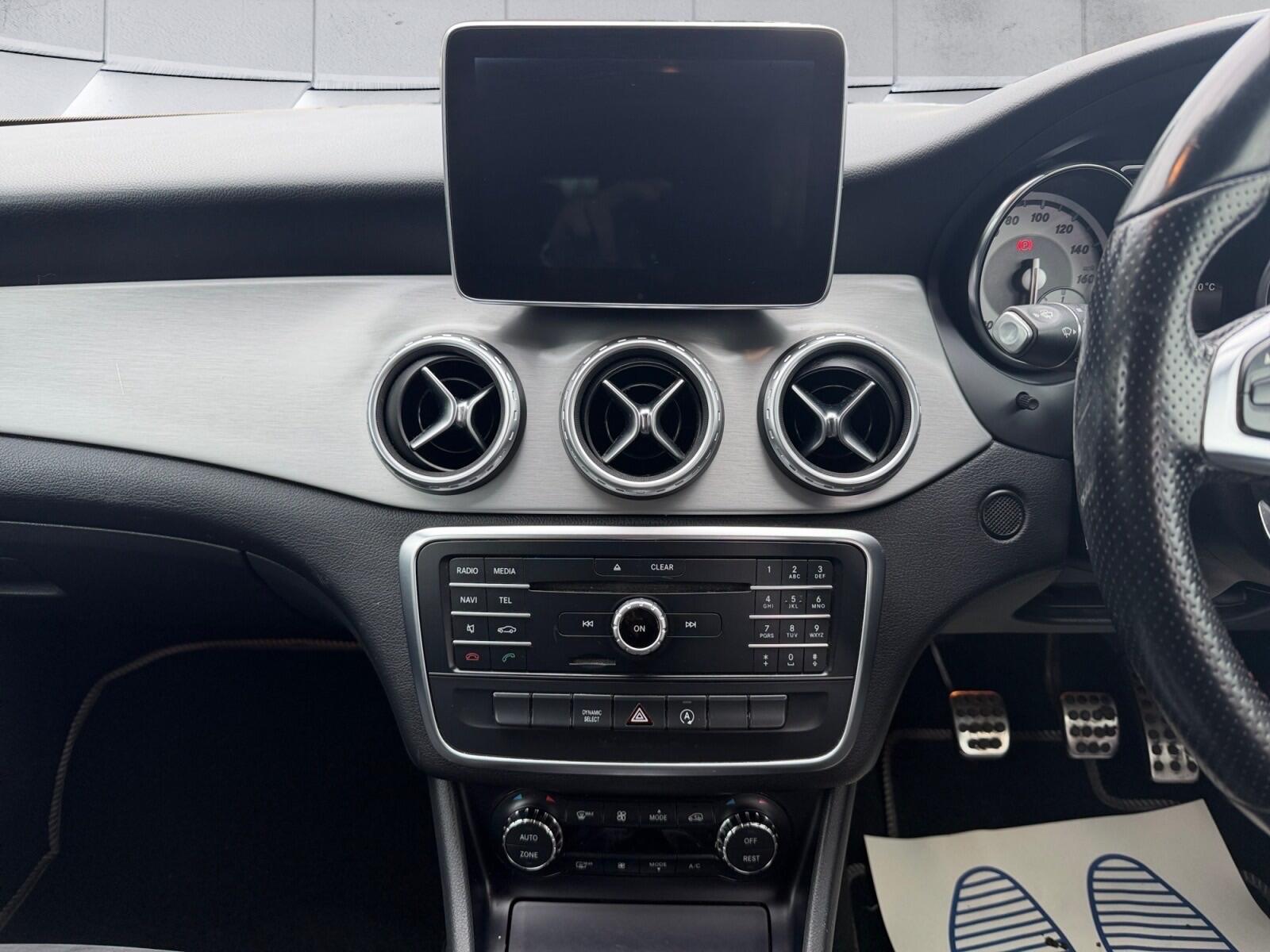 Mercedes-Benz GLA view 32