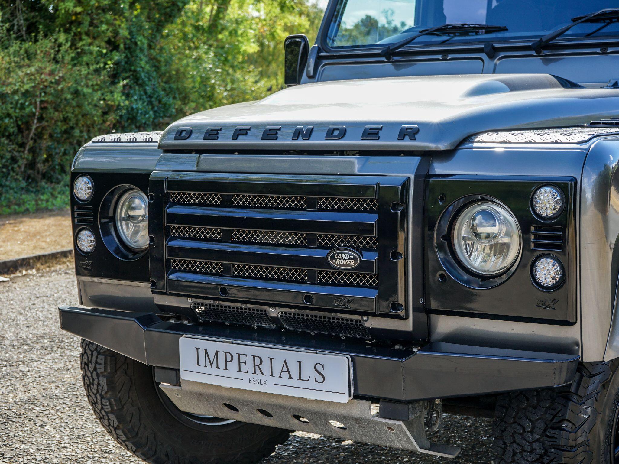 Land Rover Defender 110 view 9