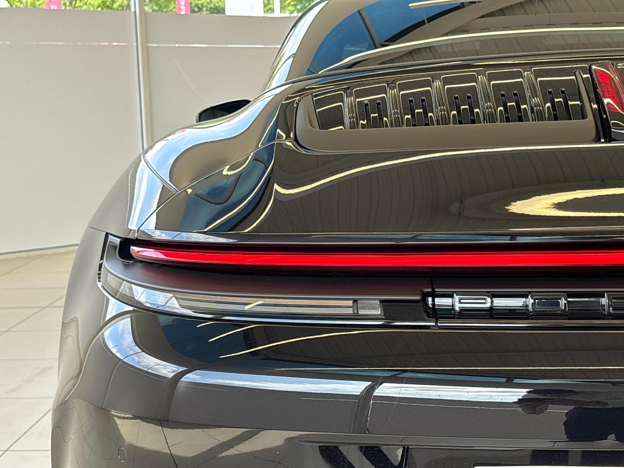 Porsche 911 view 31