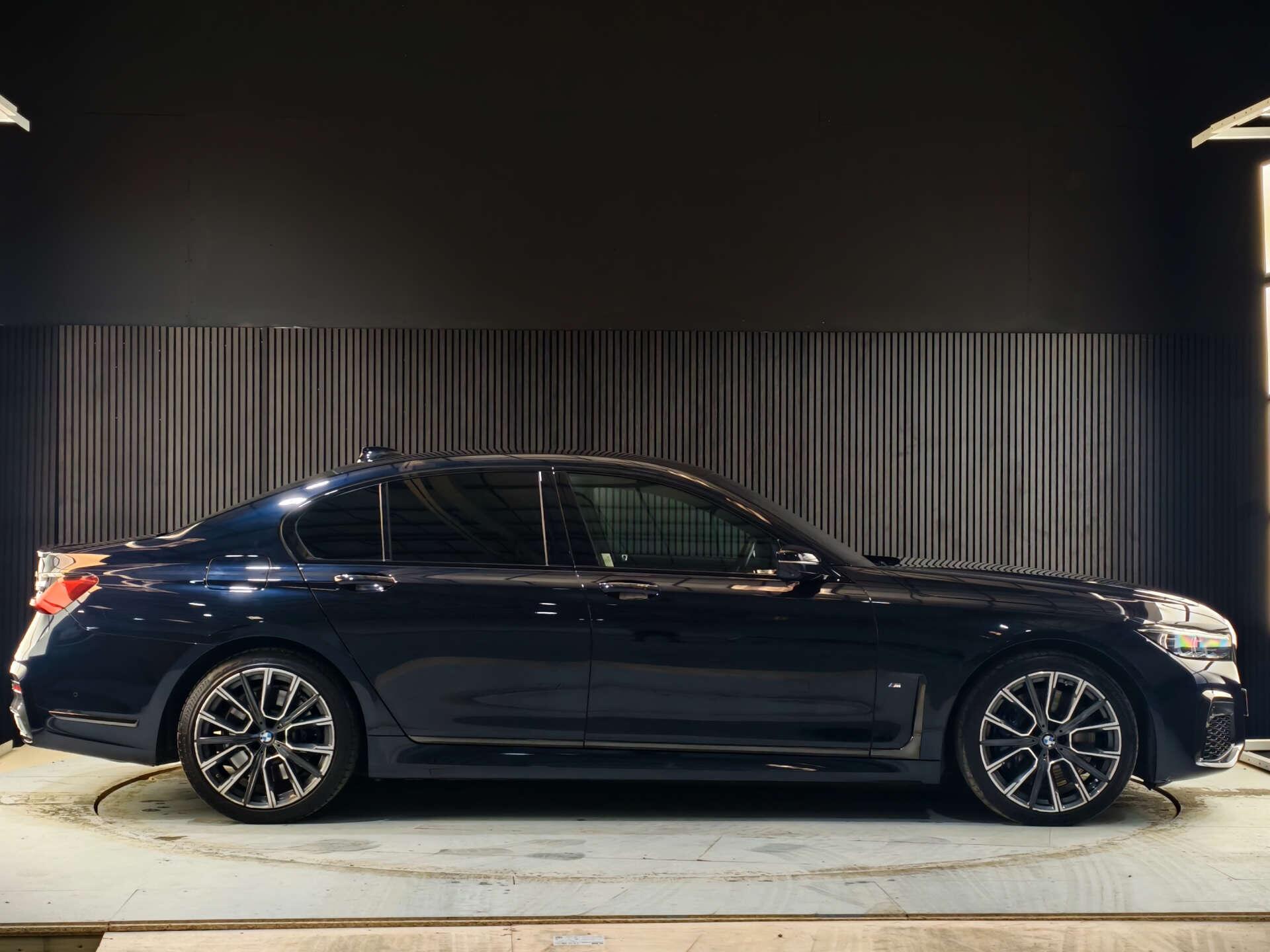 BMW 7 Series view 12