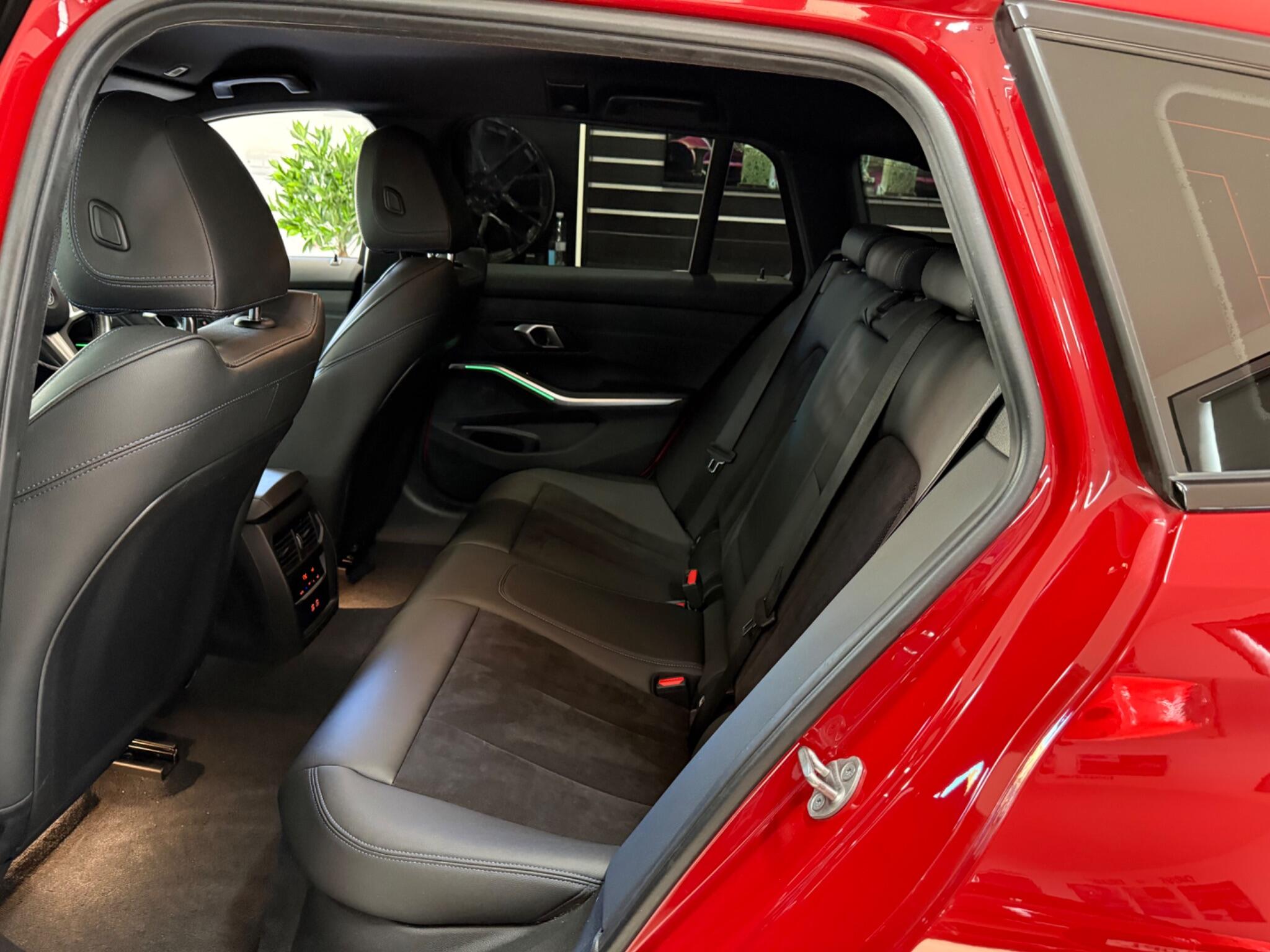 BMW 3 Series view 32