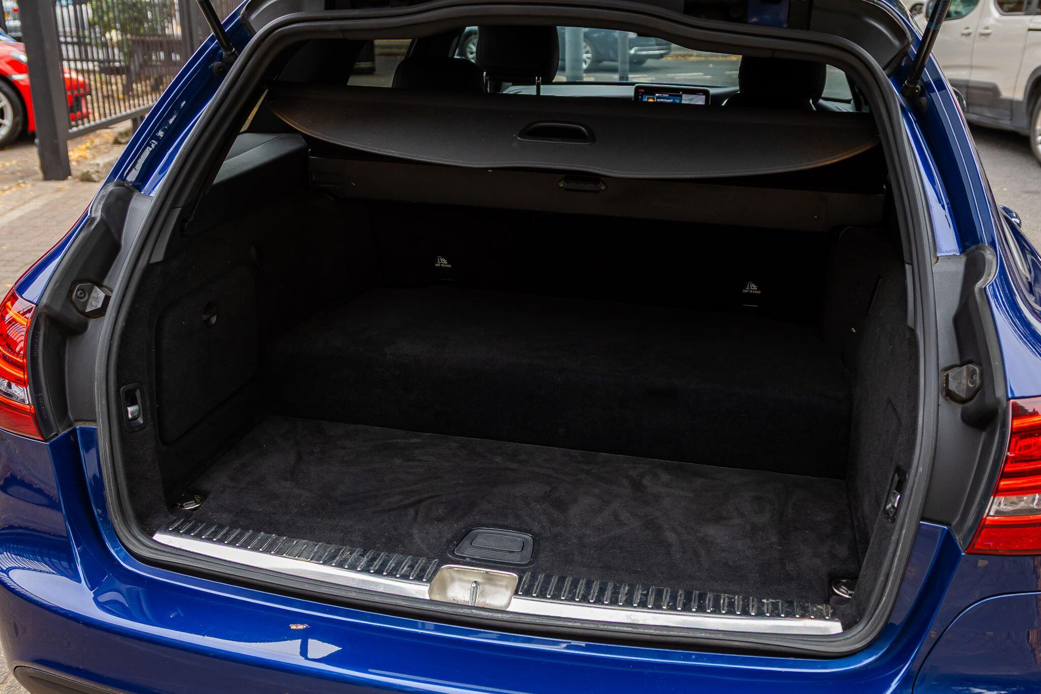 Mercedes-Benz C-Class view 35