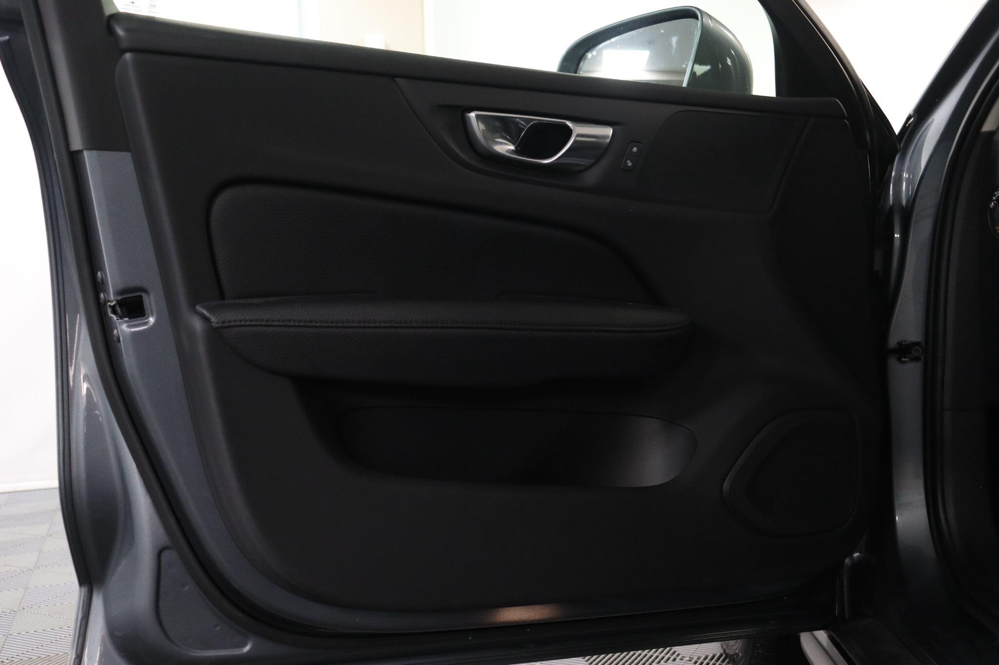 Volvo V60 Cross Country view 44