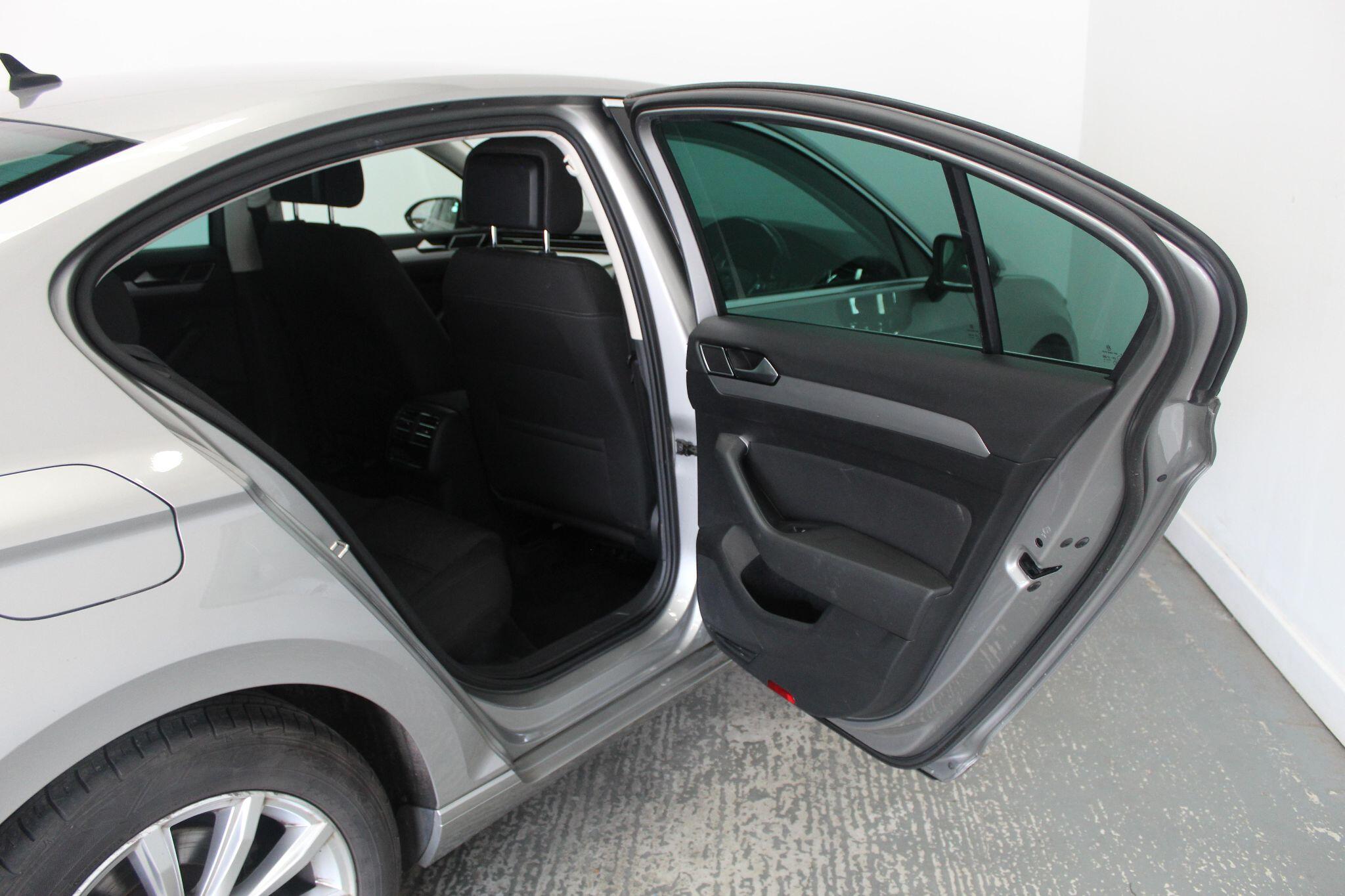 Volkswagen Passat view 26