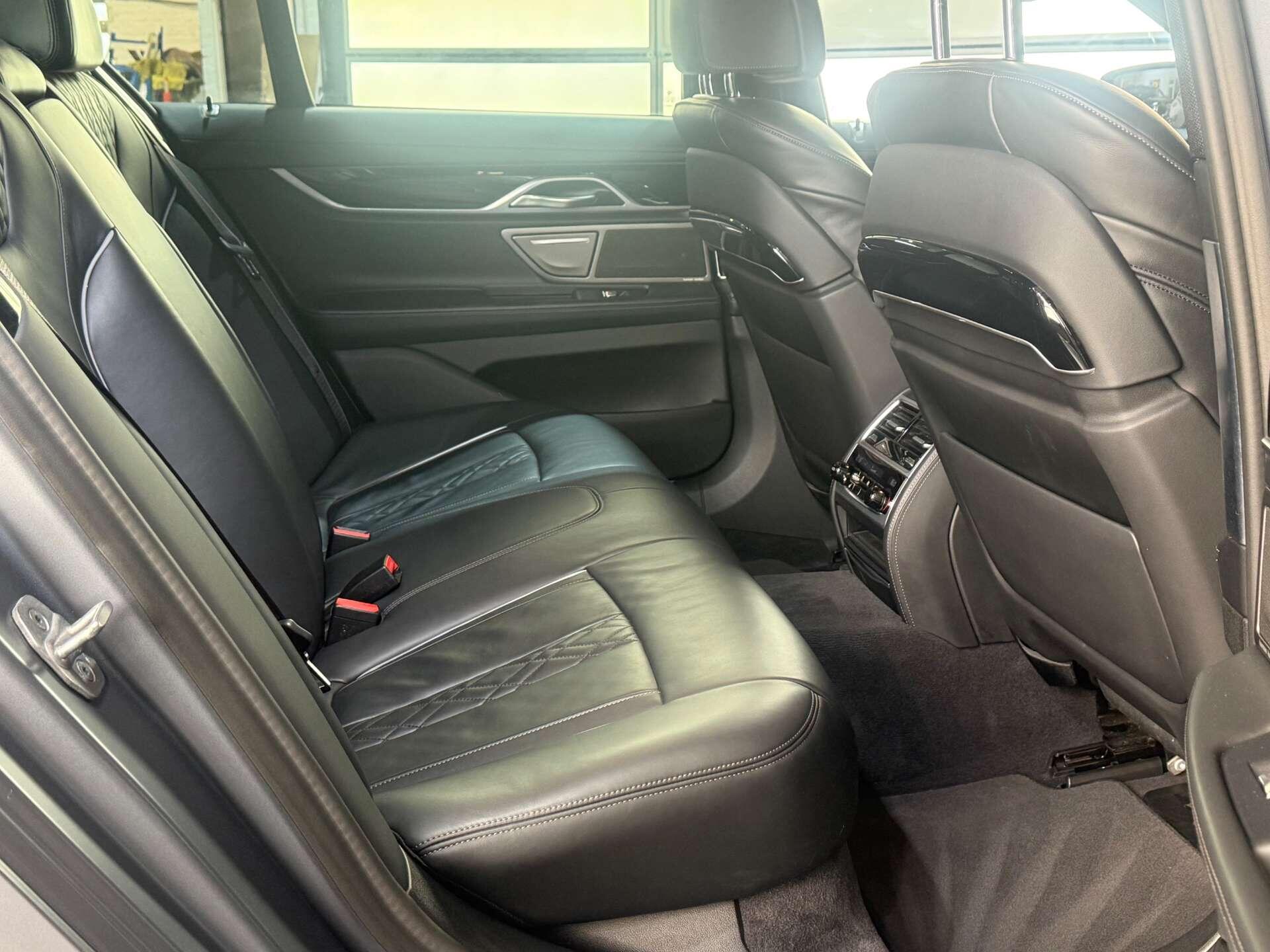 BMW 7 Series view 24