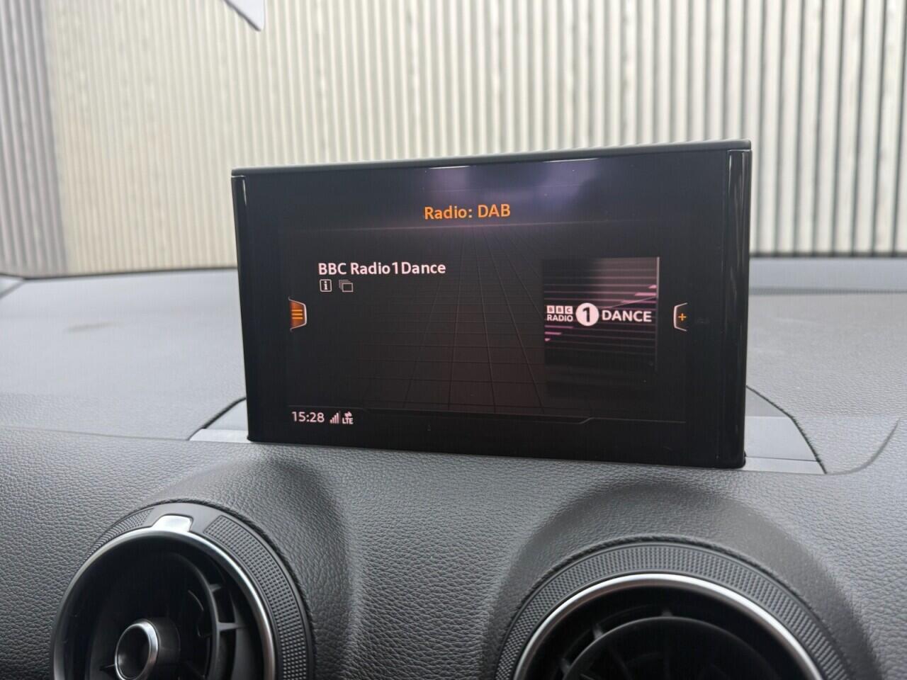 Audi Q2 view 23