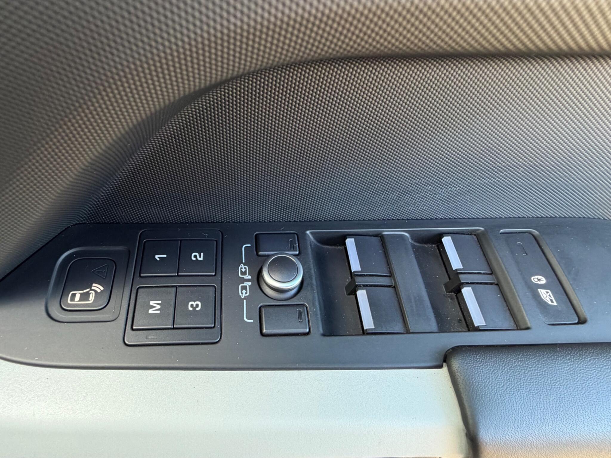 Land Rover Defender view 22