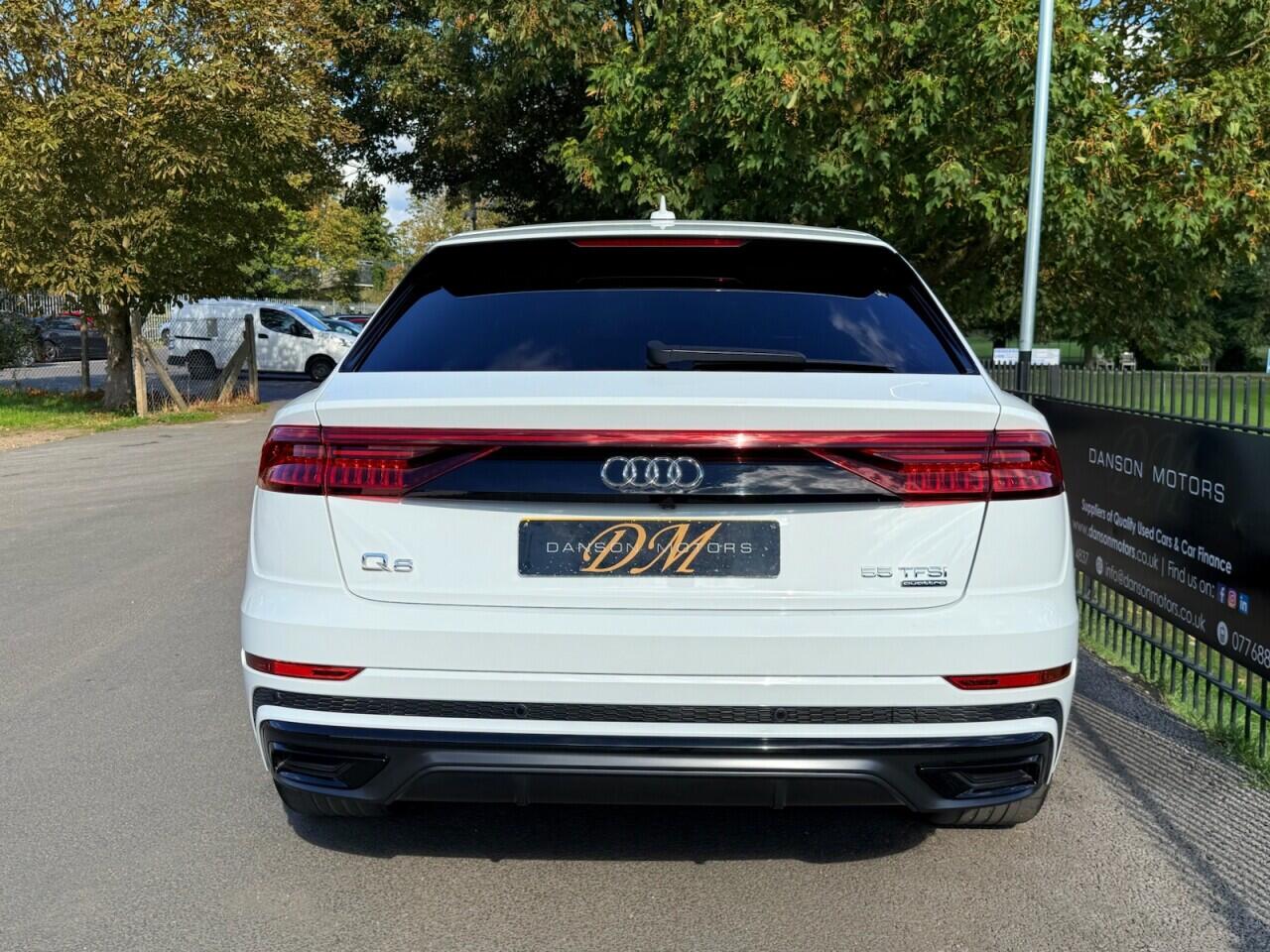 Audi Q8 view 8