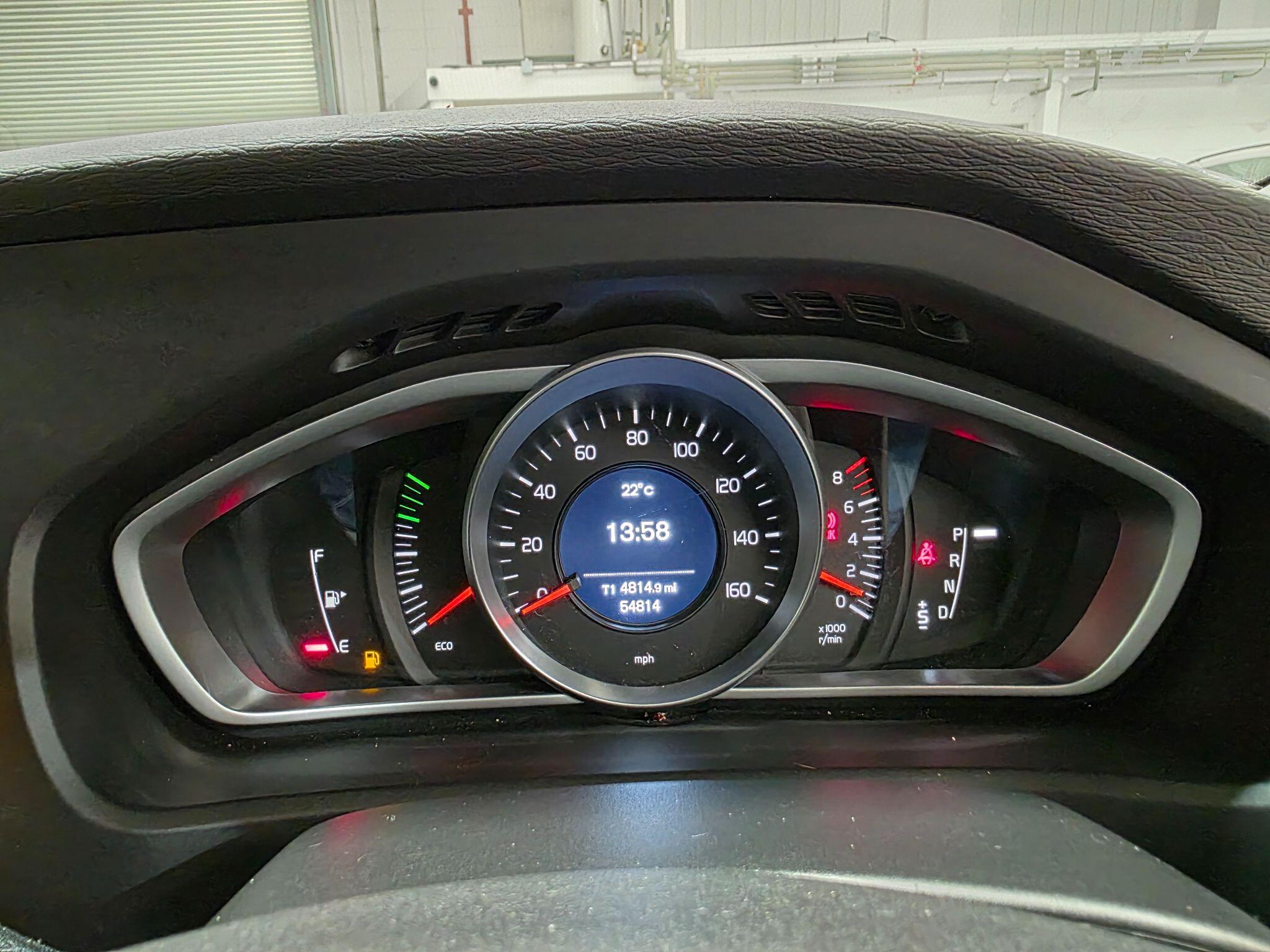Volvo V40 Cross Country view 11