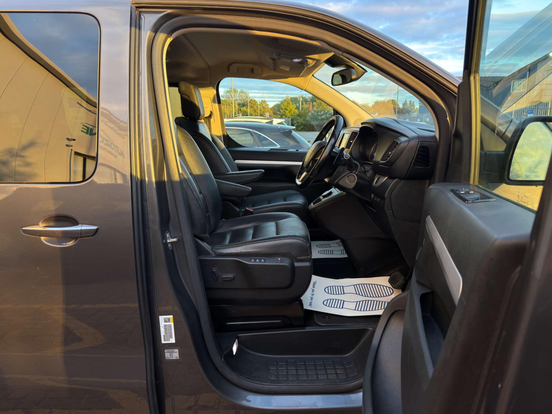 Peugeot Traveller view 19