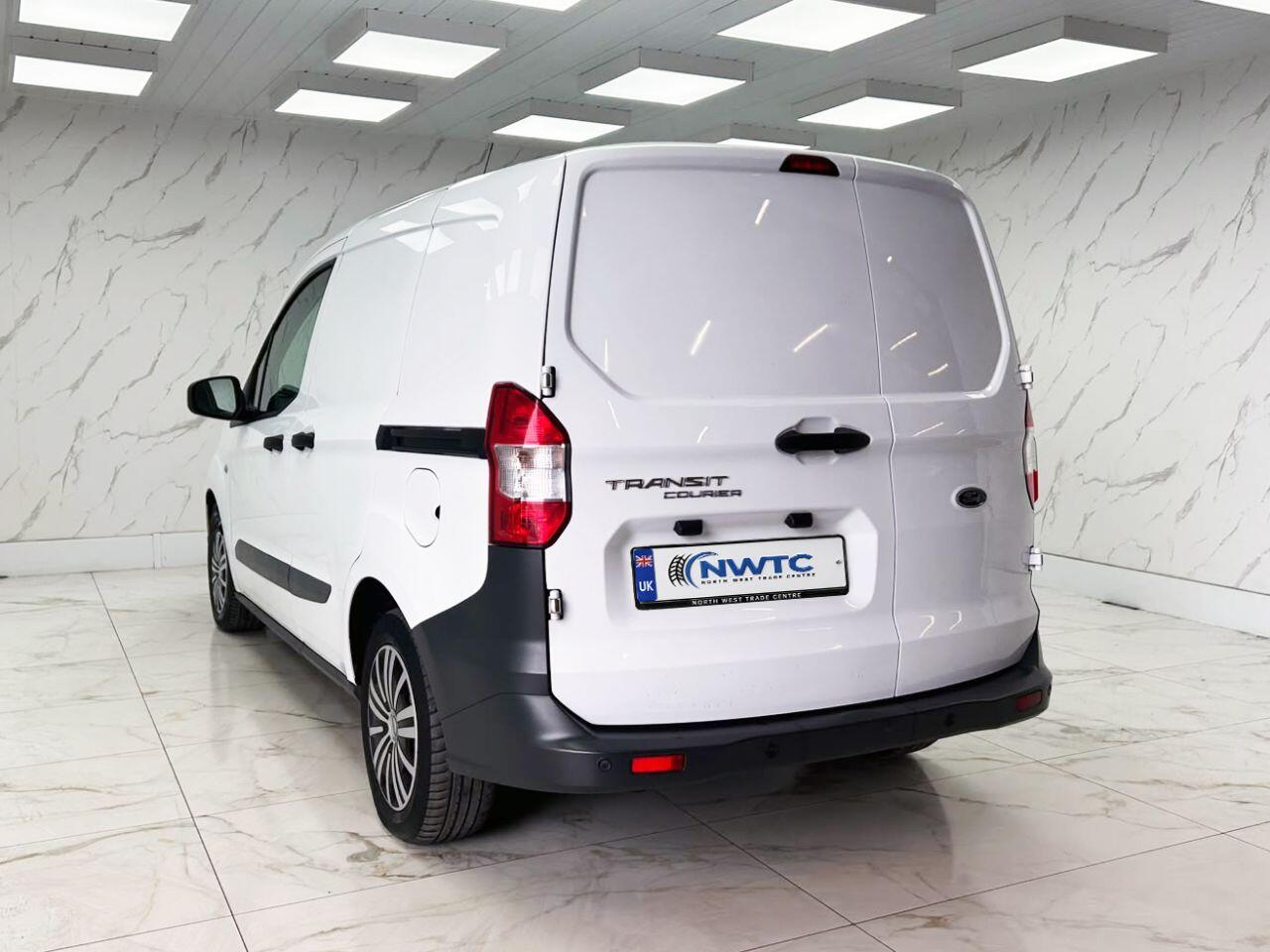 Ford Transit Courier view 10