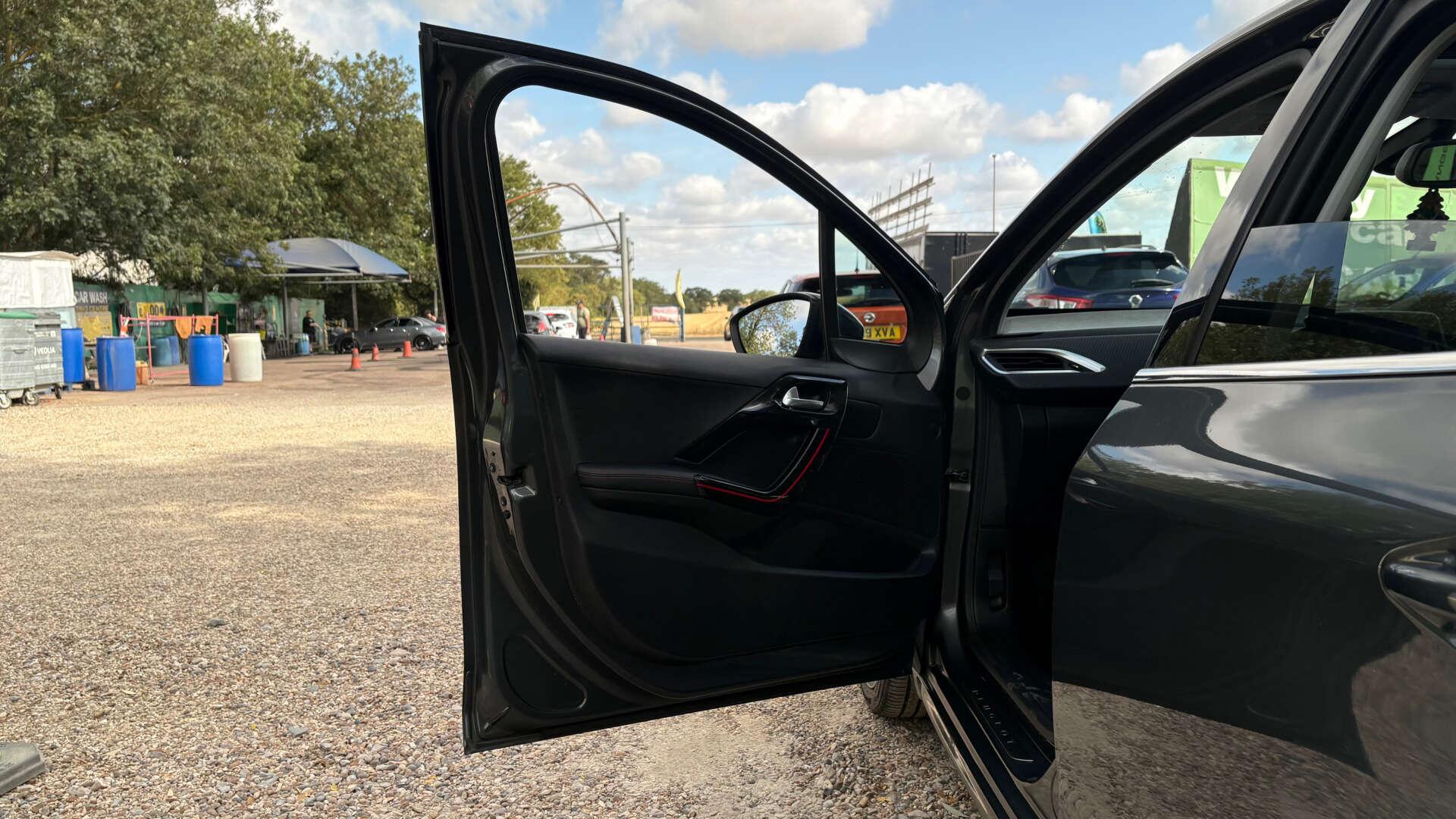 Peugeot 208 view 35