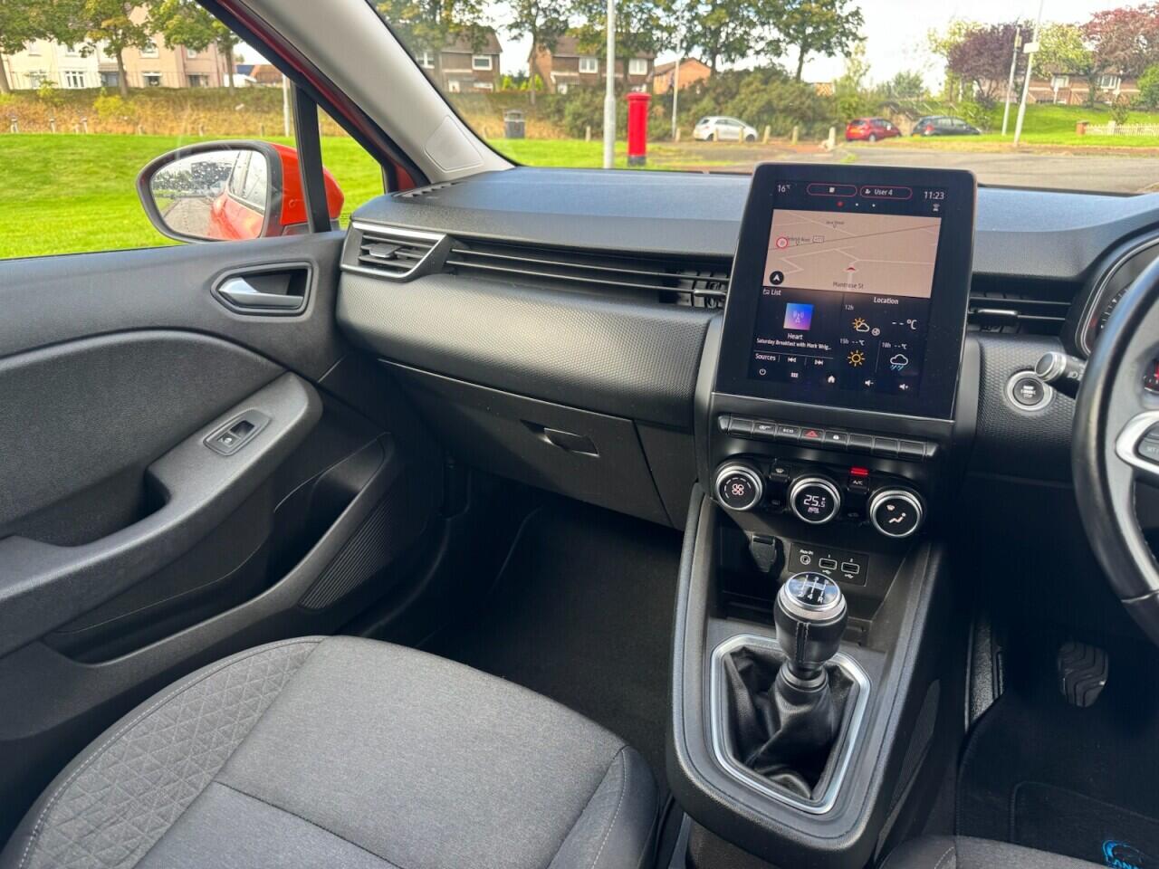 Renault Clio view 24