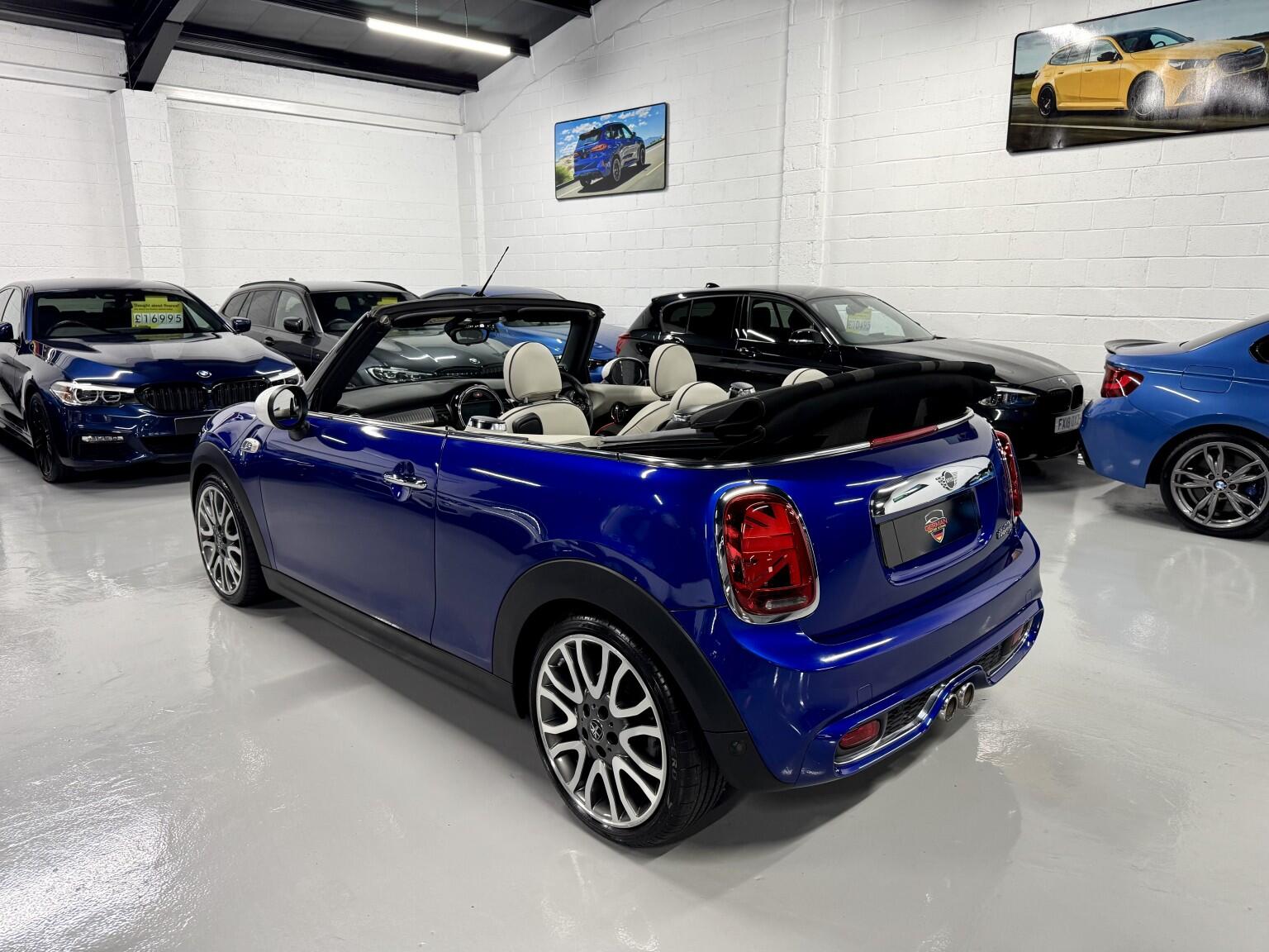 Mini Convertible view 31