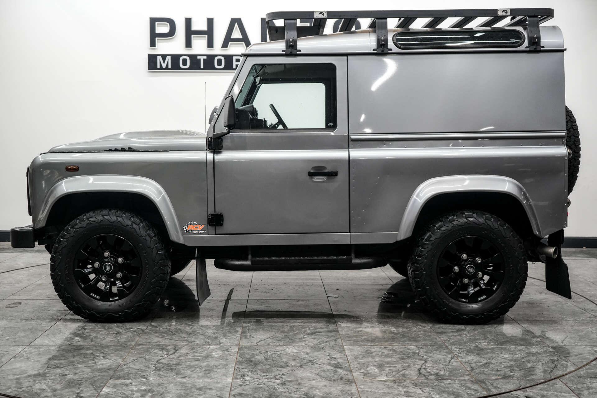Land Rover Defender 90 view 3