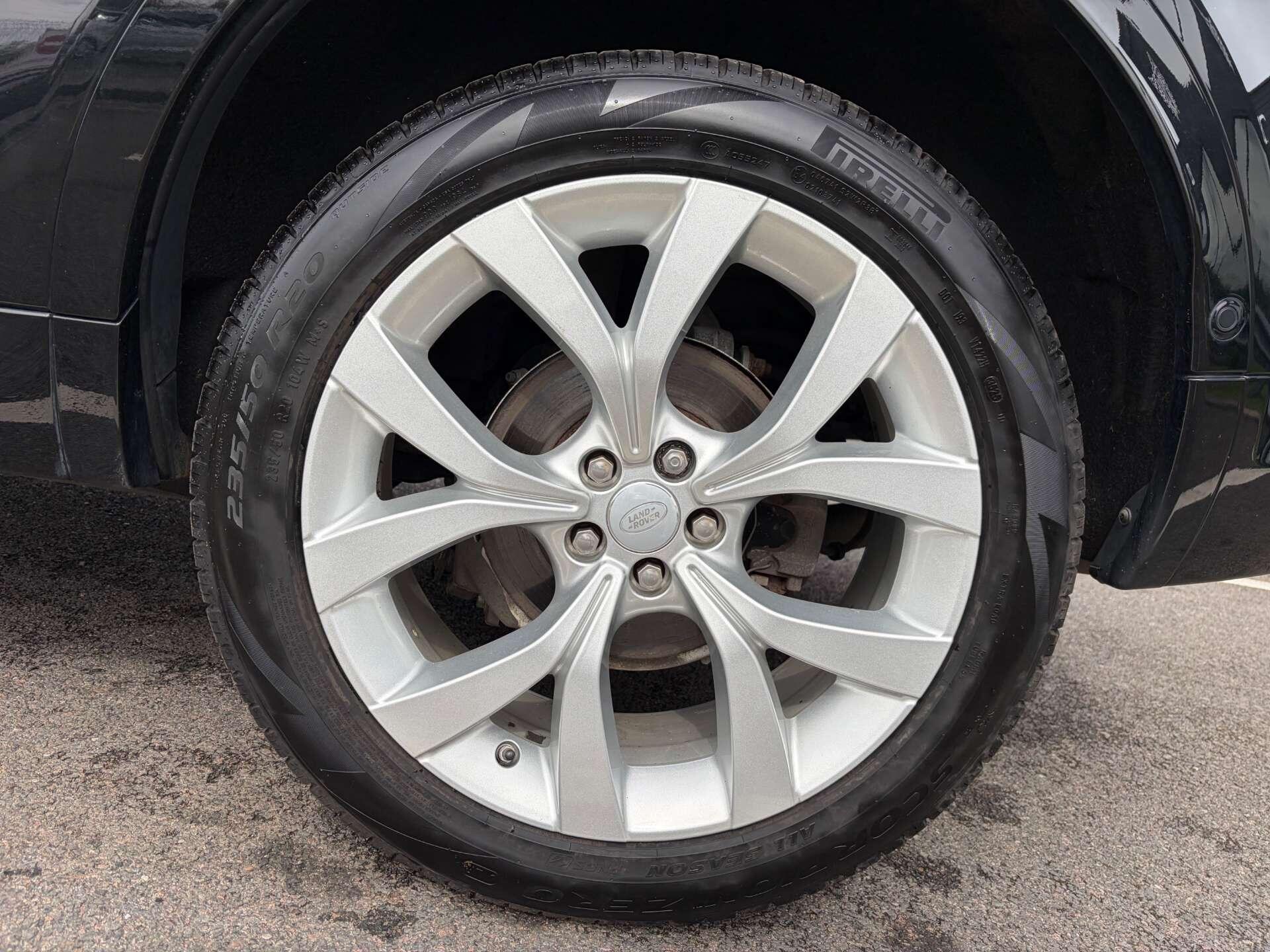 Land Rover Discovery Sport view 11