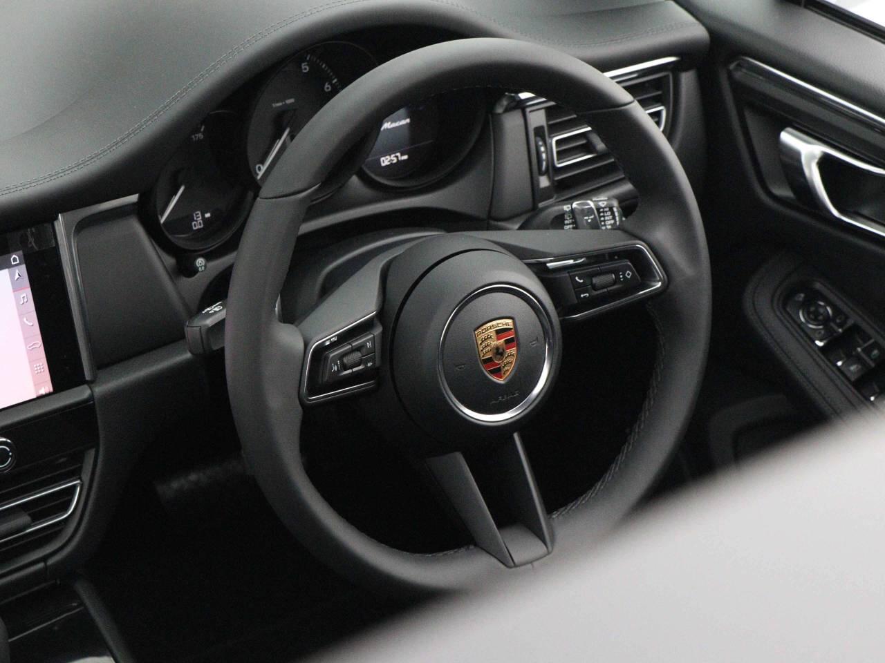 Porsche Macan view 26