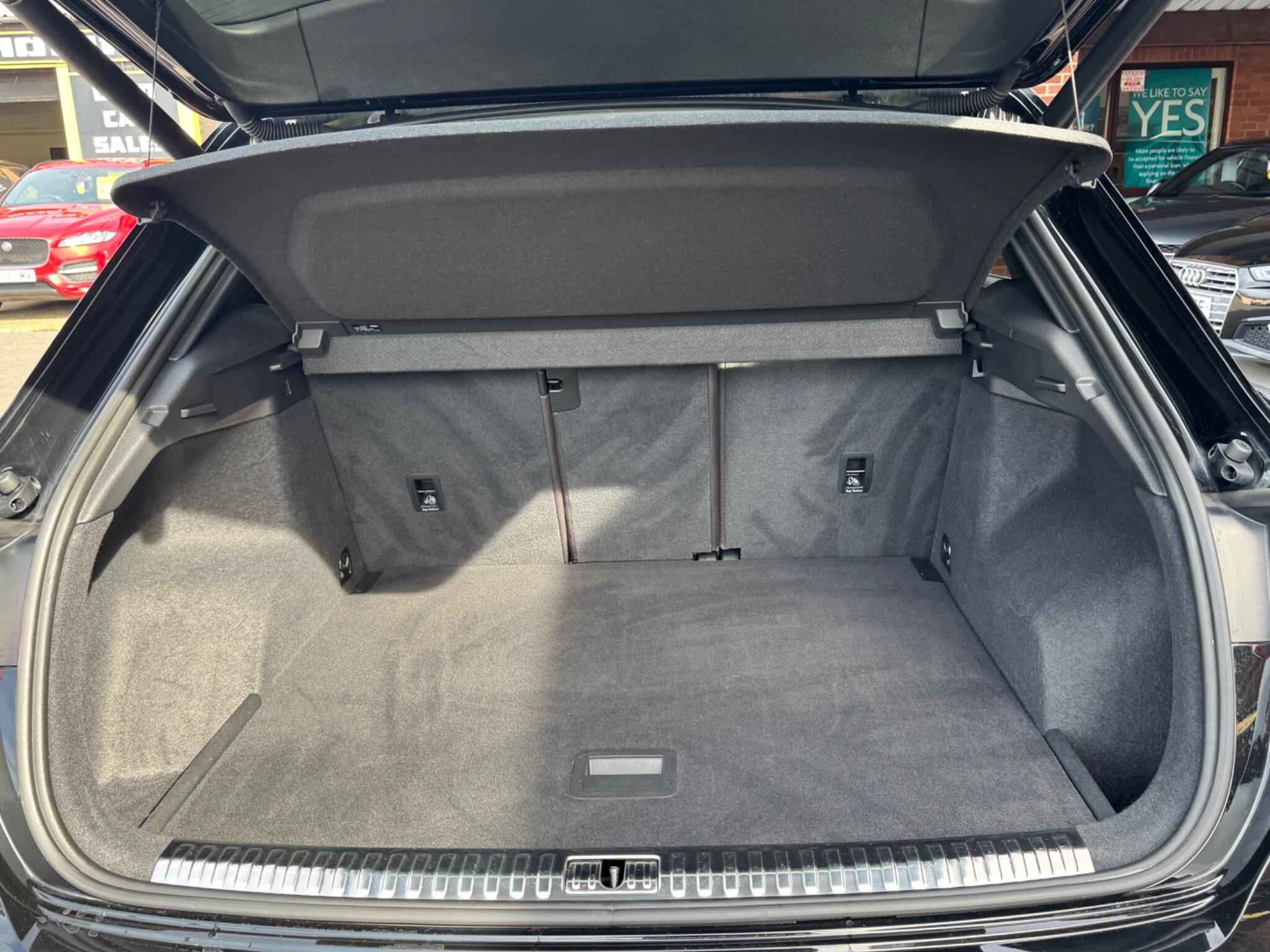 Audi Q3 view 8