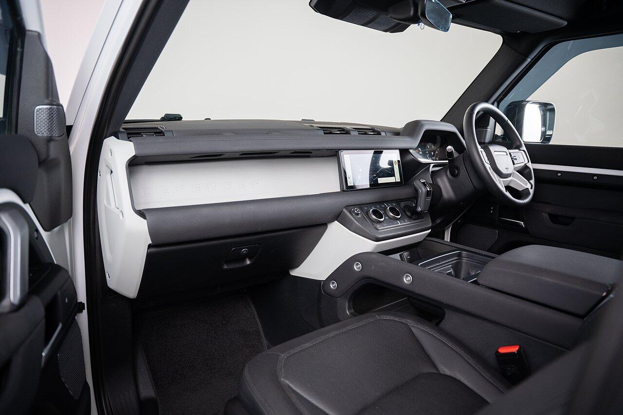 Land Rover Defender 90 view 24