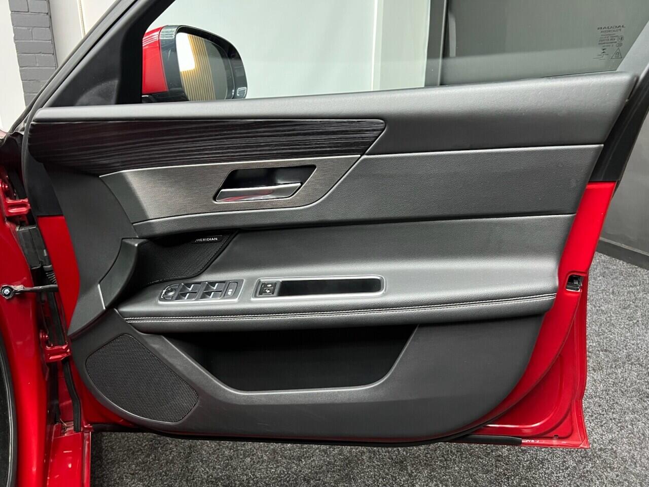 Jaguar XF view 33