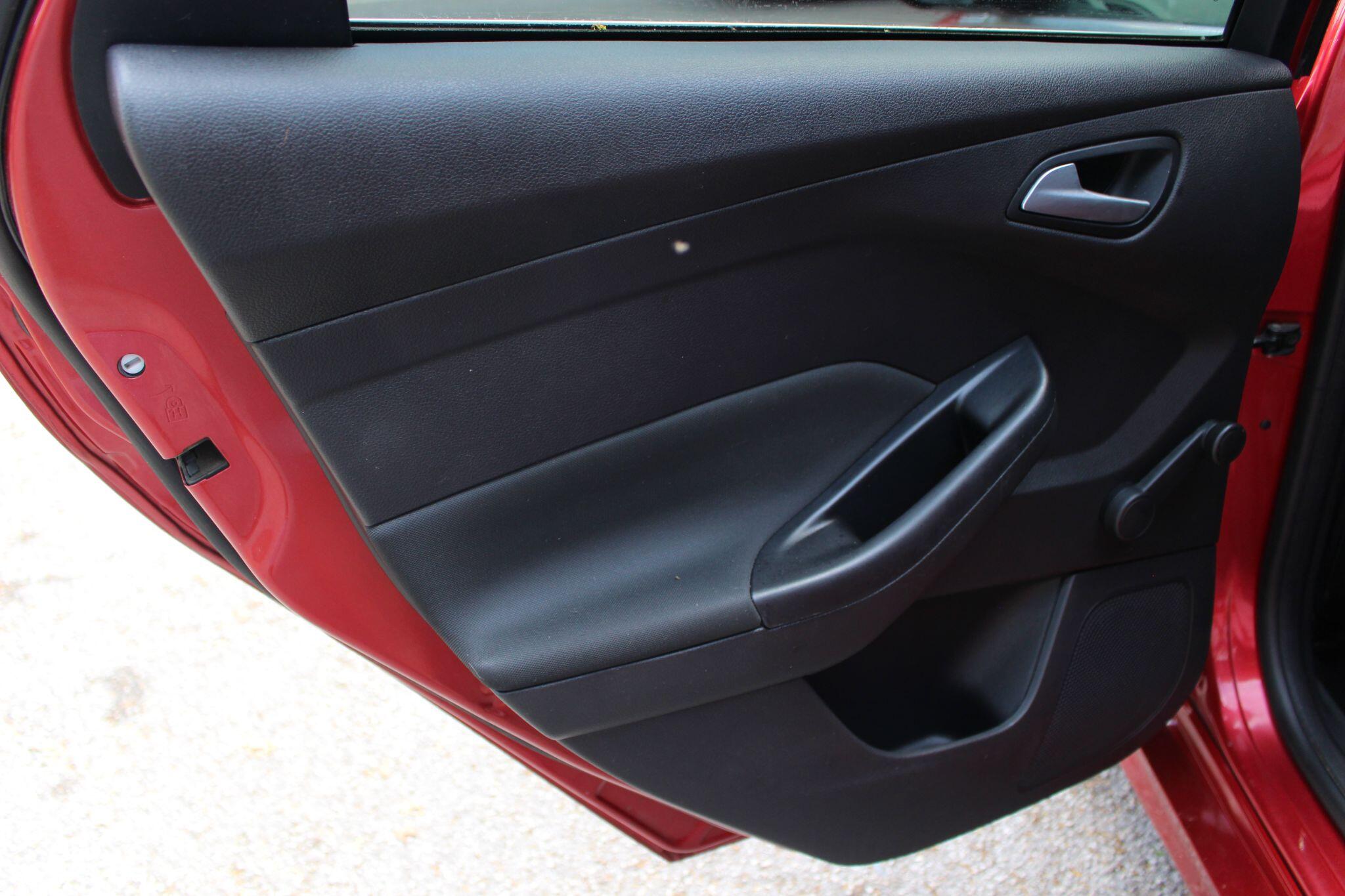 Ford Focus view 15