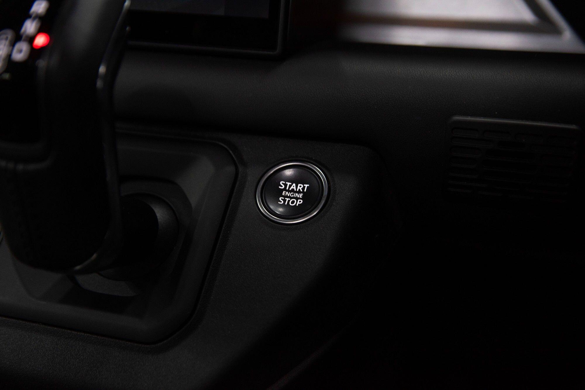 Land Rover Defender 110 view 32