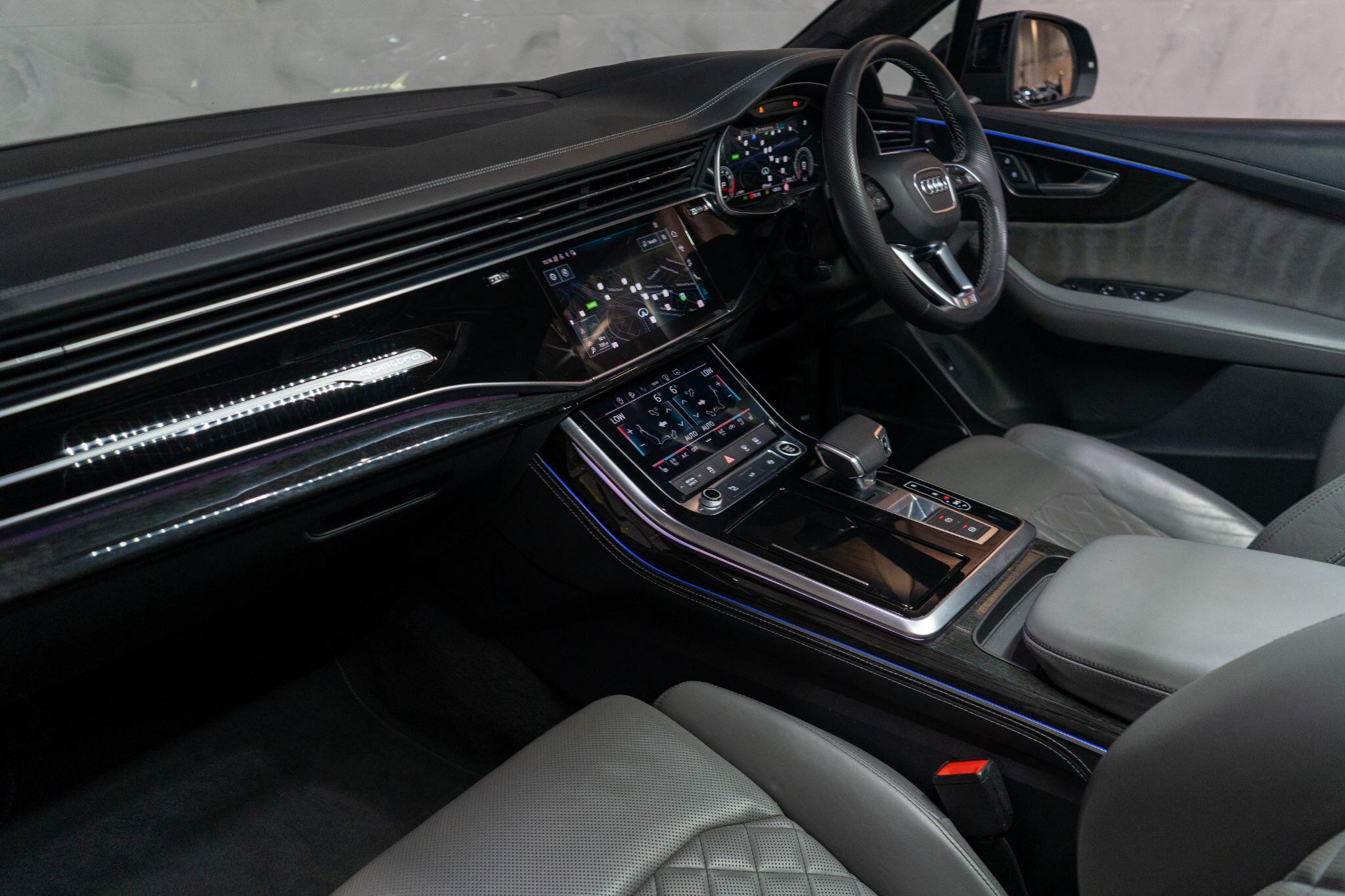 Audi Q7 view 17
