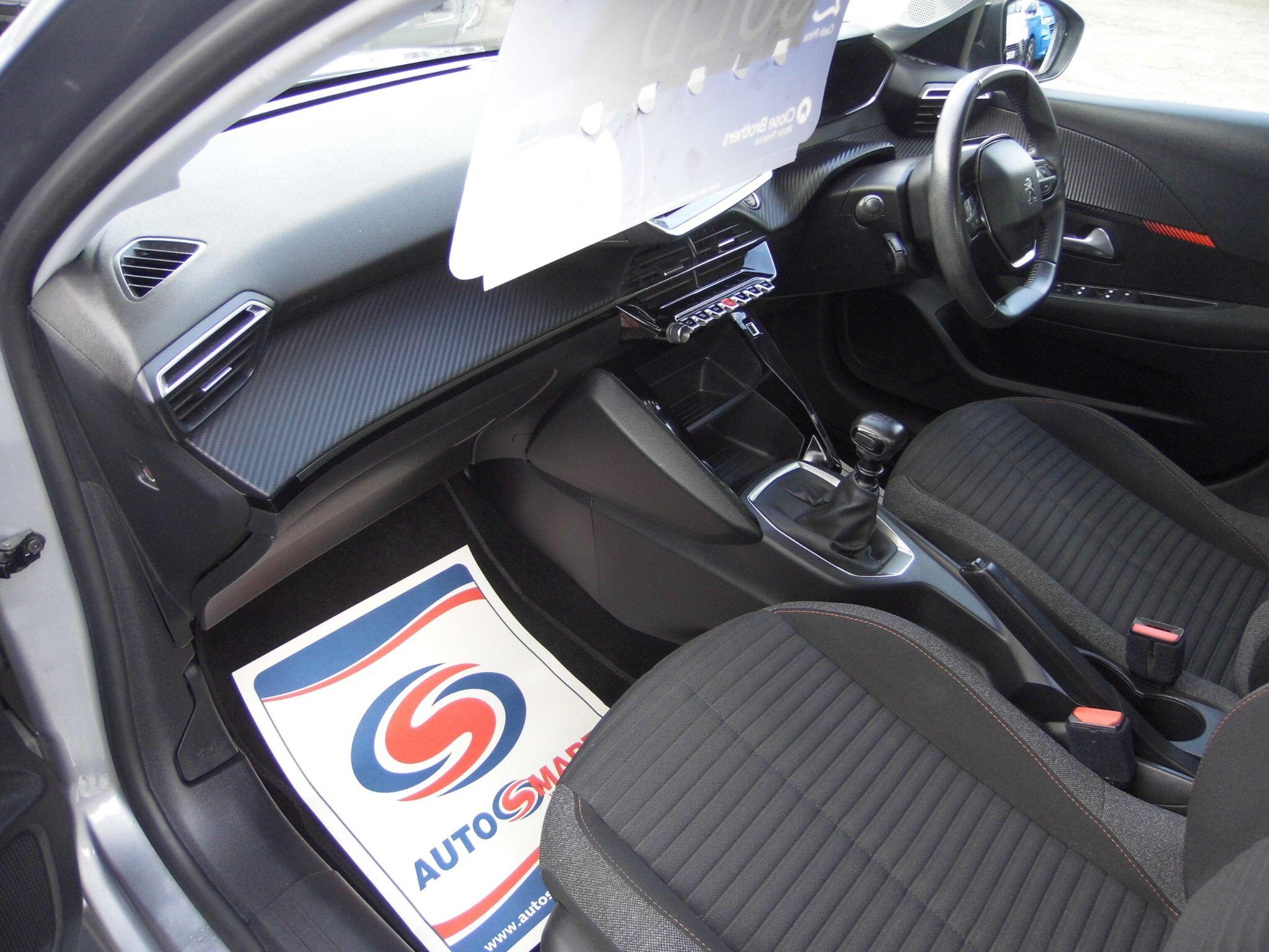 Peugeot 208 view 16