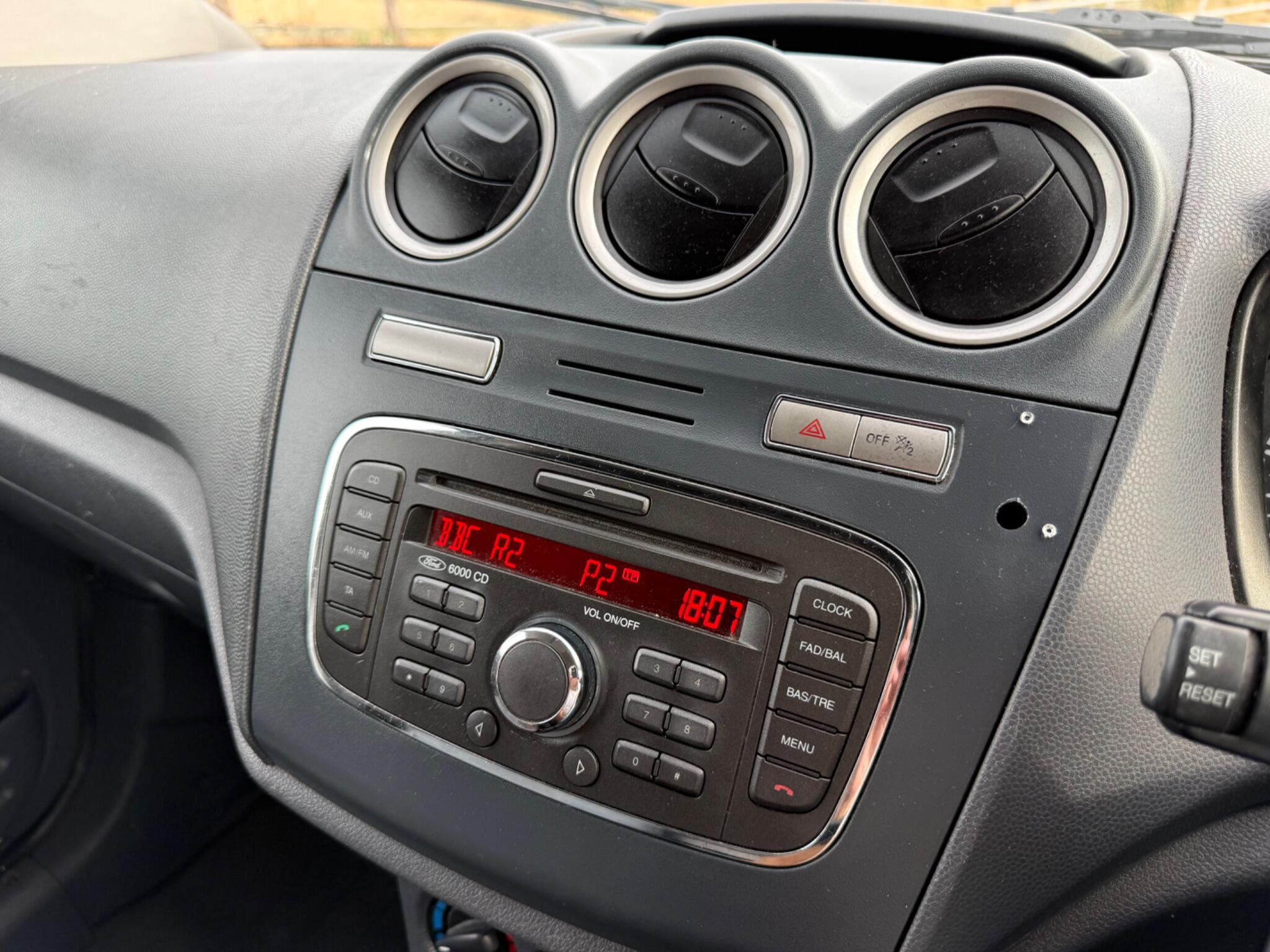Ford Transit Connect 1.8 TDCi T200 L1 H1 4dr — photo 35 of 86