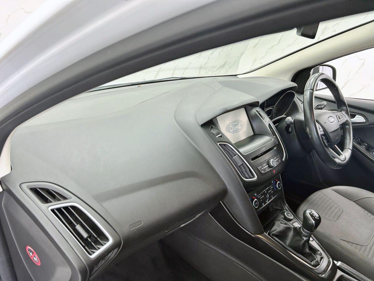Ford Focus view 14