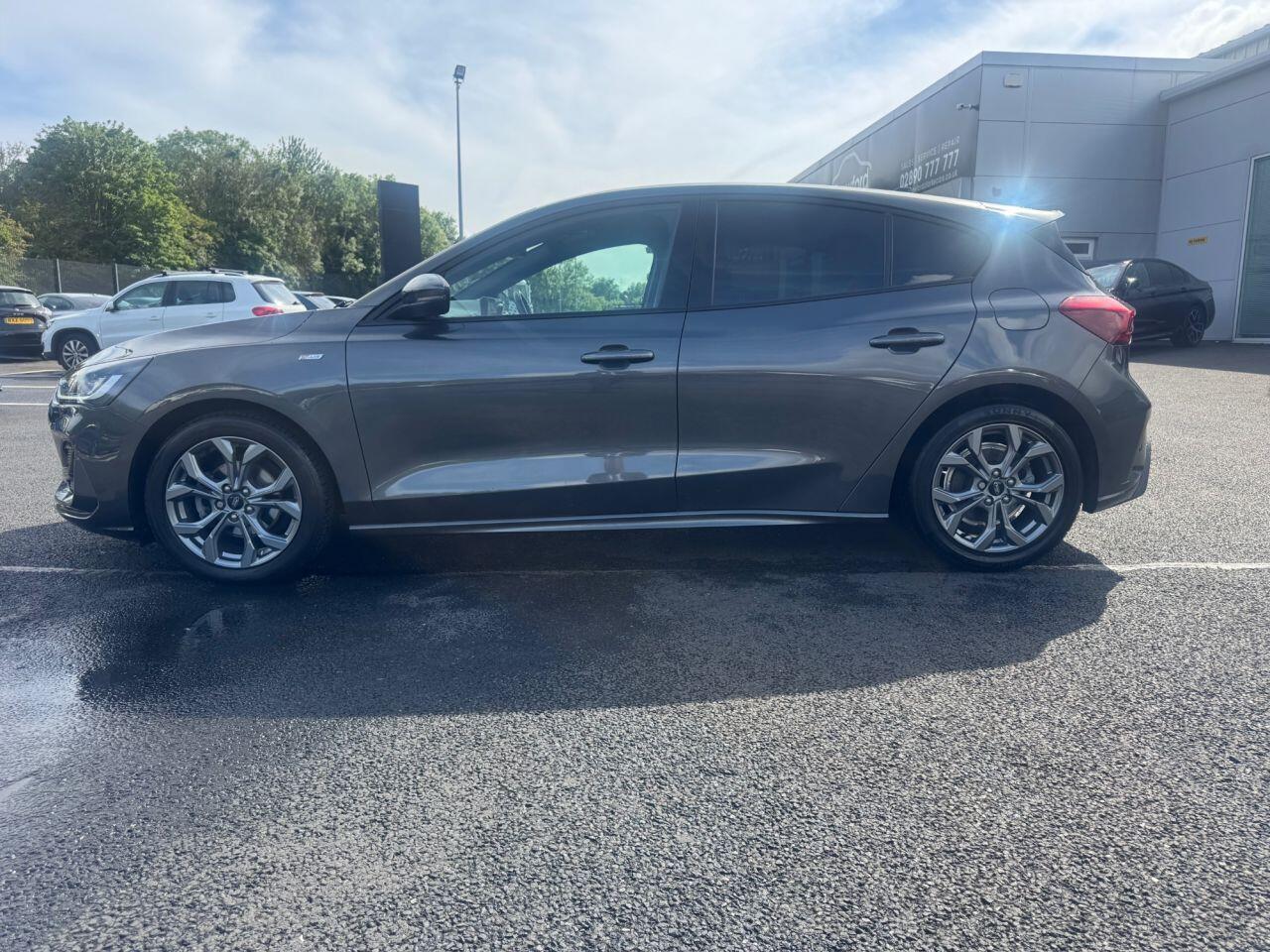 Ford Focus view 3