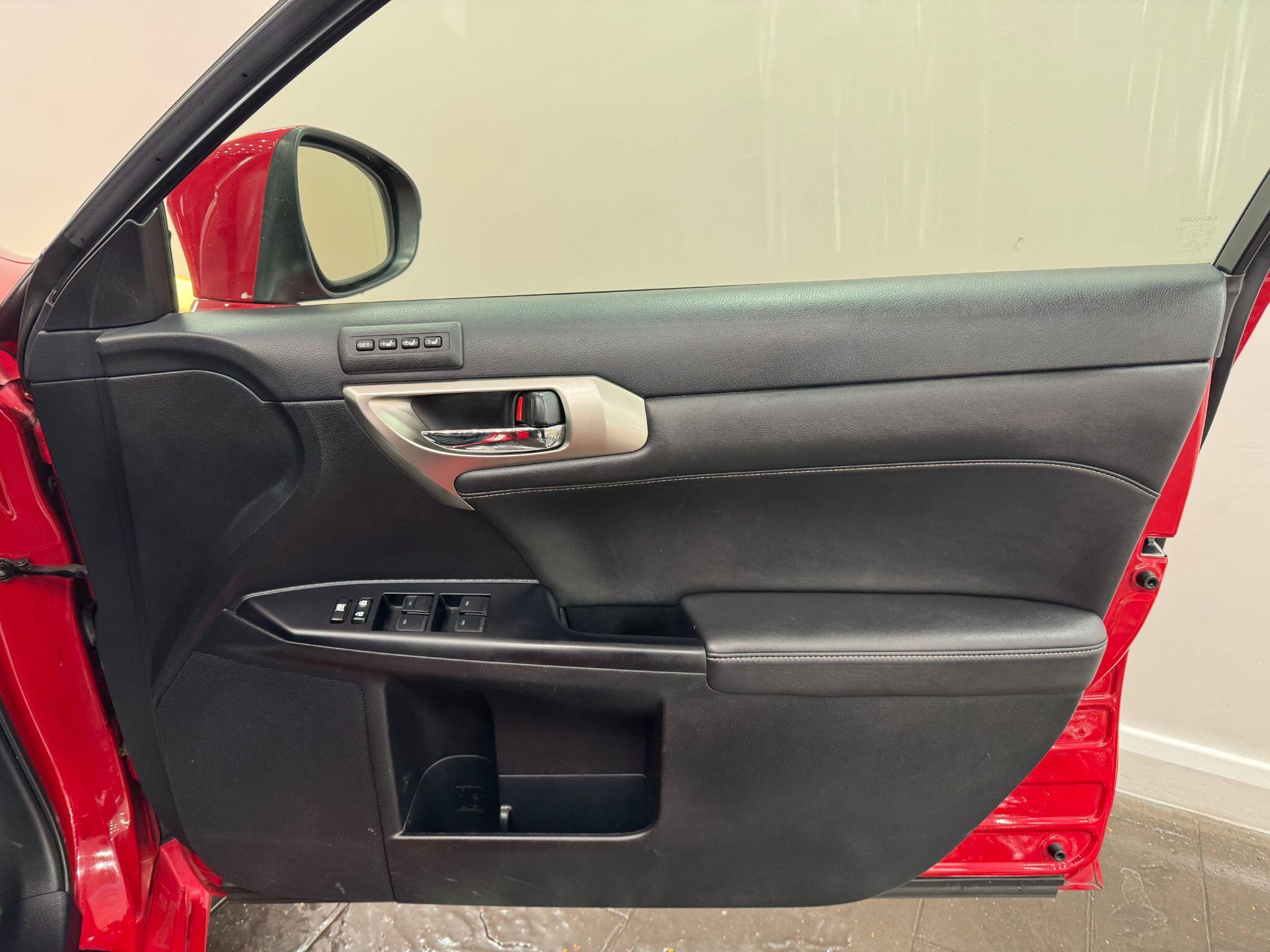 Lexus CT view 11