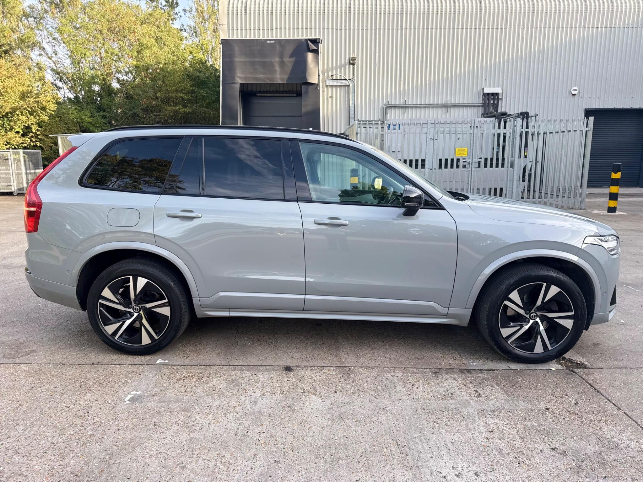 Volvo XC90 view 9