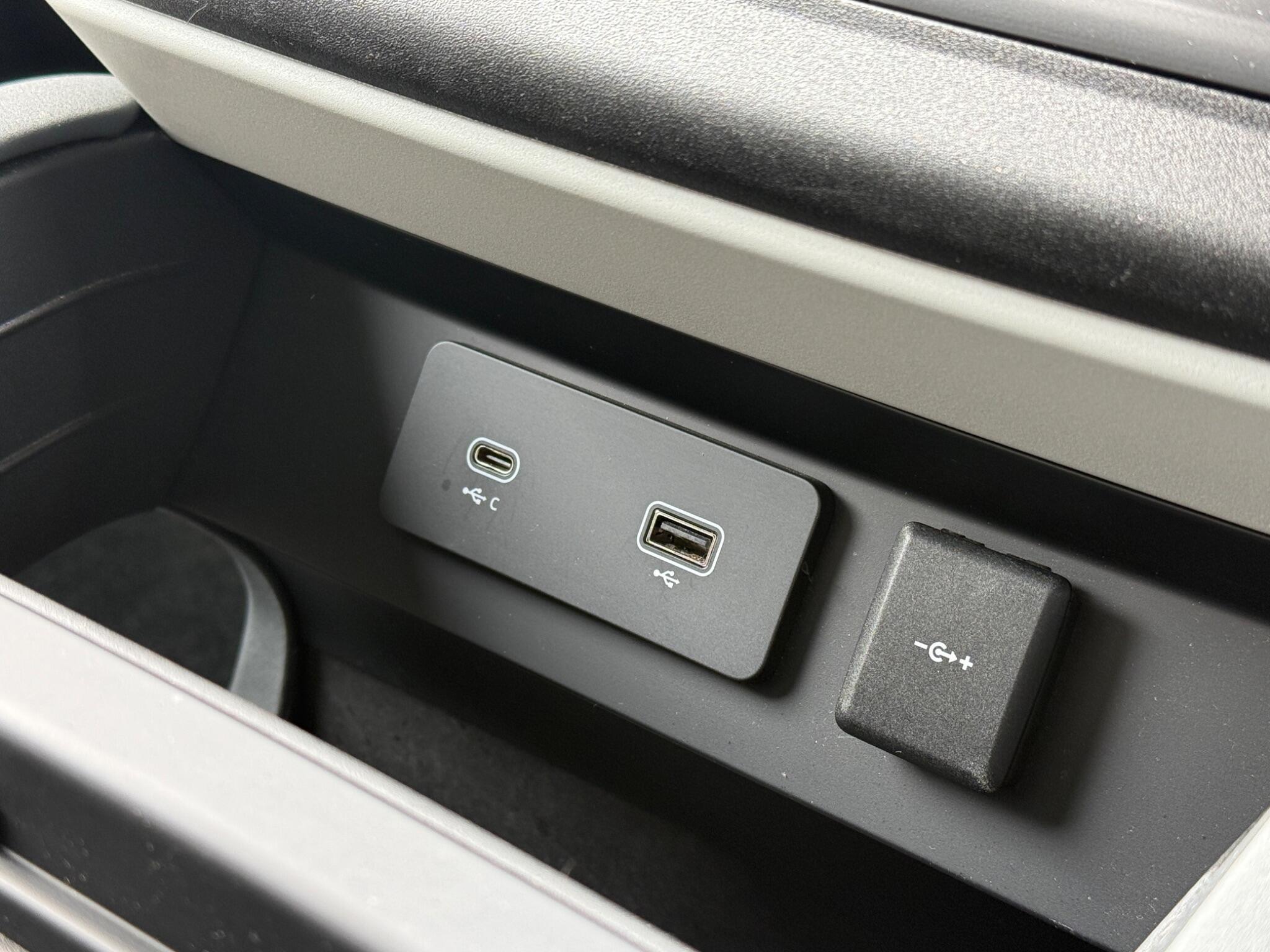 Land Rover Defender view 32