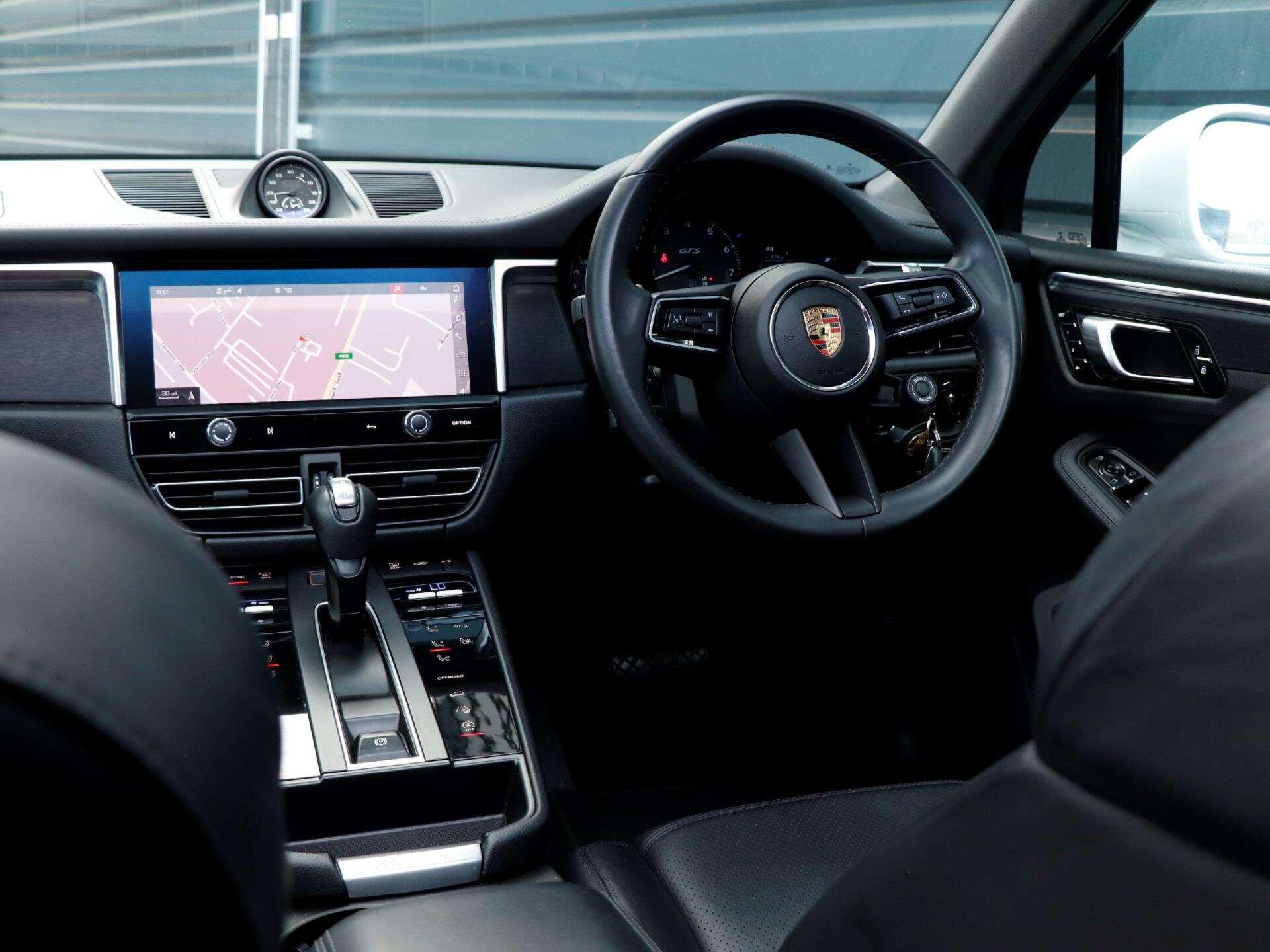 Porsche Macan view 12