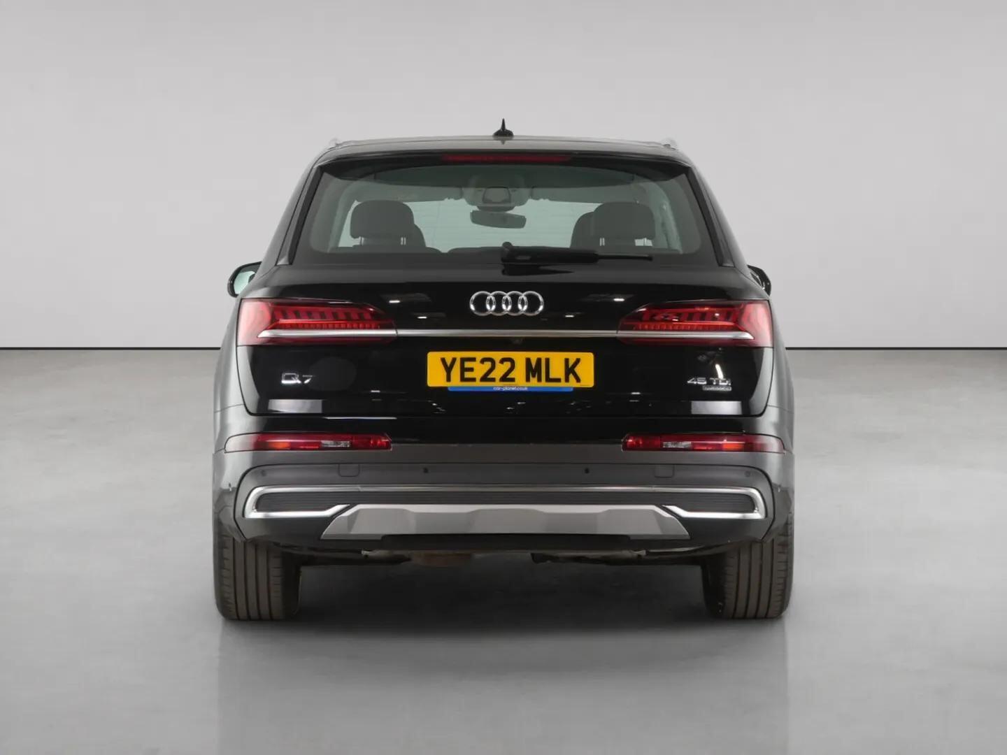 Audi Q7 view 7