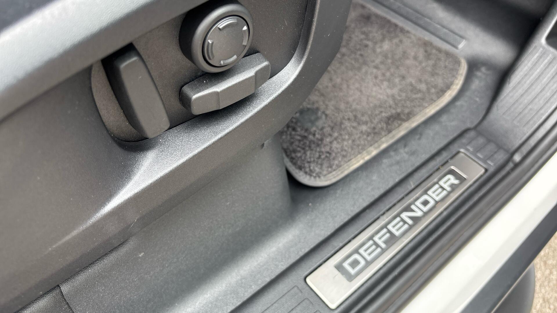 Land Rover Defender view 34